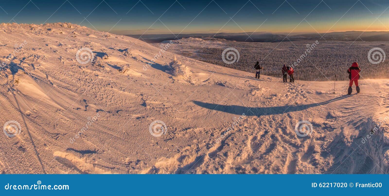 Ландшафт зимы с hikers в горах. Ландшафт с горами, лесом и snowfield с несколькими hikers