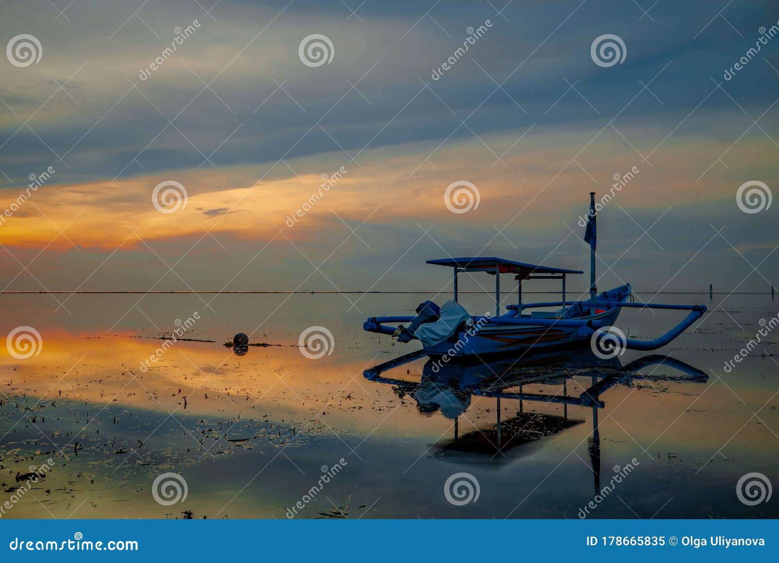 Ландшафт. Jukung лодки рыбака. Традиционная рыбацкая лодка на пляже во ...