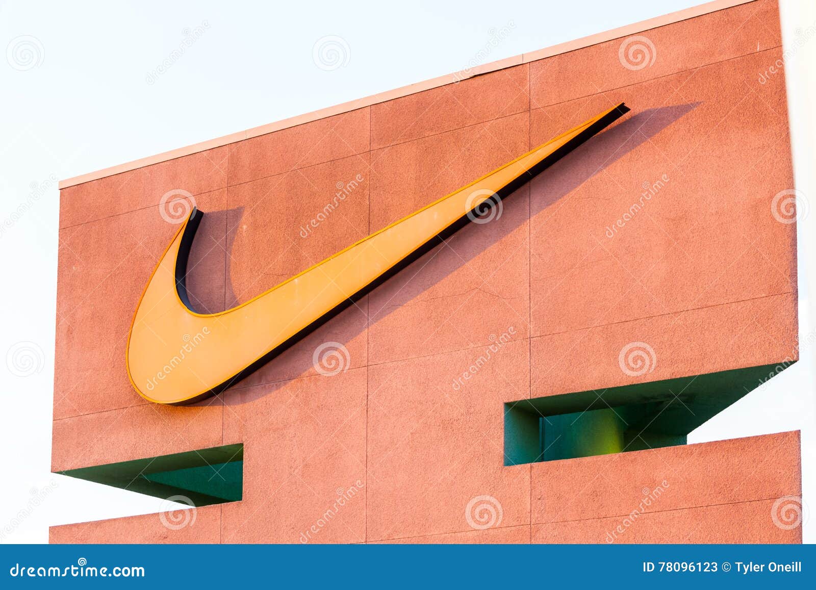ЛАС-ВЕГАС, НЕВАДА - 22-ое августа 2016: Логотип Найк на фронте магазина ...