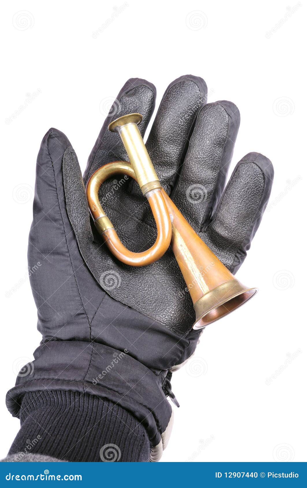 латунный trumpet. рука предпосылки латунная gloved изолированная над белизной trumpet