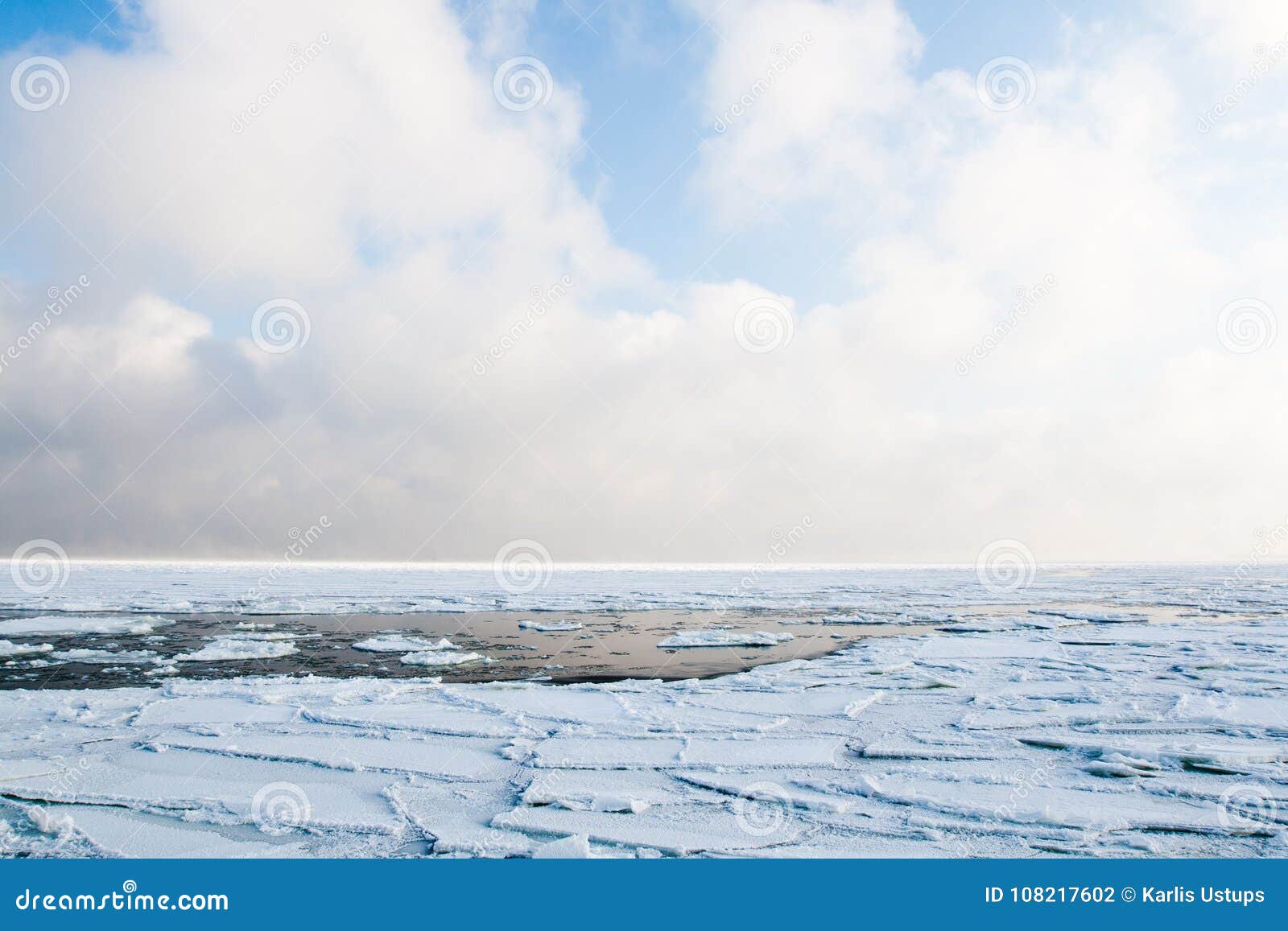 Engure, Латвия Лед смещения плавая на море в зиму Облачное небо, туман, лед и вода