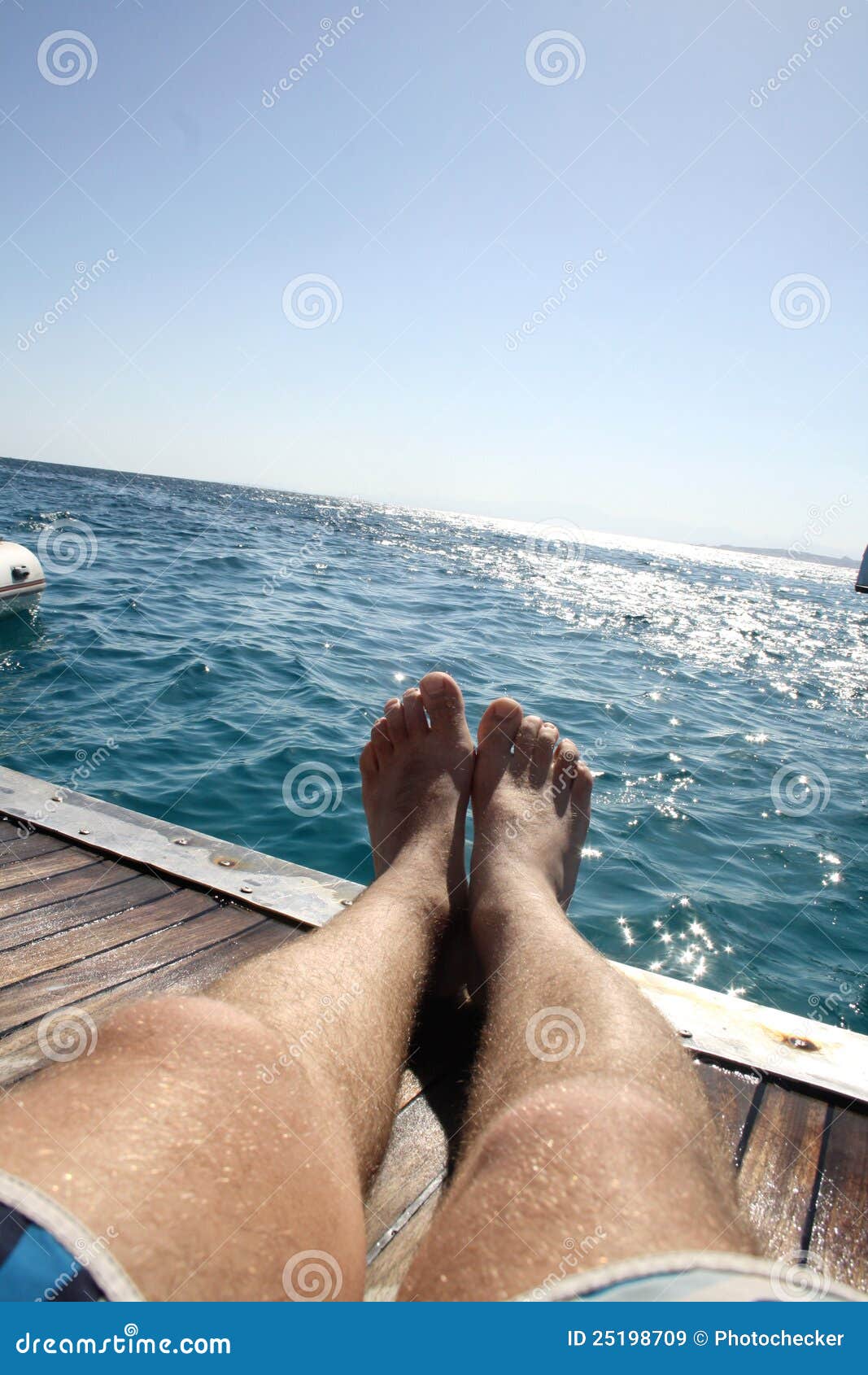 мужские ноги в море