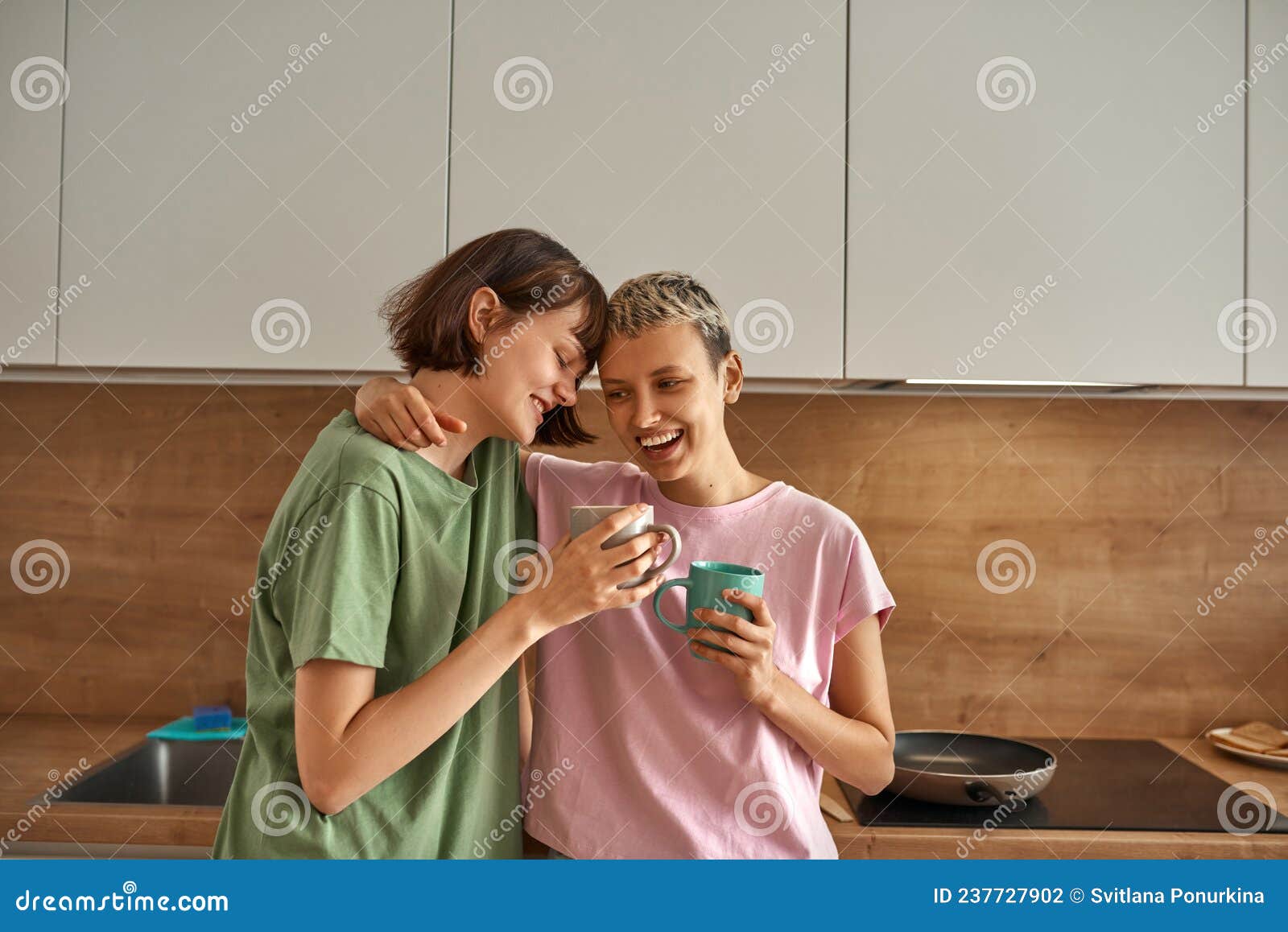 Две подруги-лесбиянки пьют кофе на кухне. концепция друзей | Премиум Фото