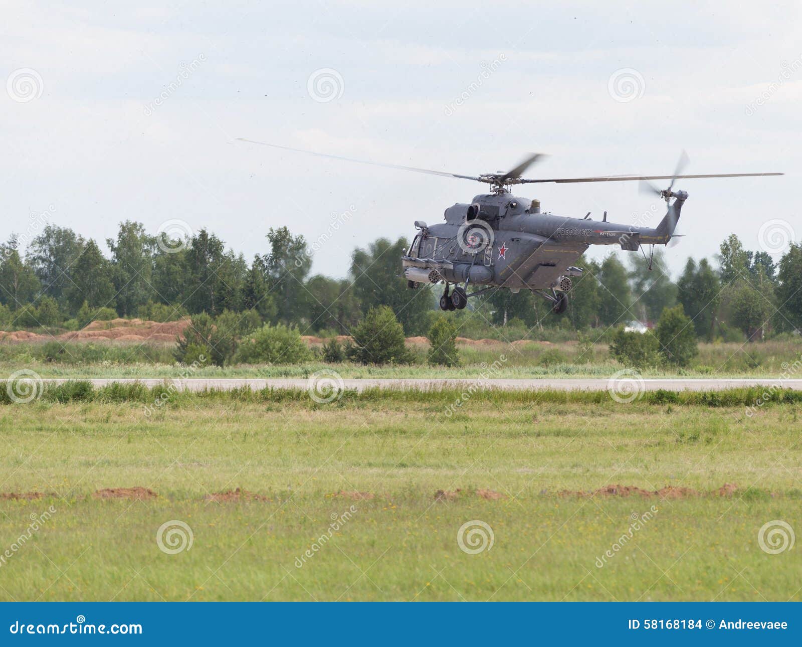 Летает вертолет MI-8. Область Москвы - 17-ое июня 2015: Русский вертолет Mi-8 показывает подъем в демонстрациях на зоне Kubinka Airshow 17-ое июня 2015 Москвы, России