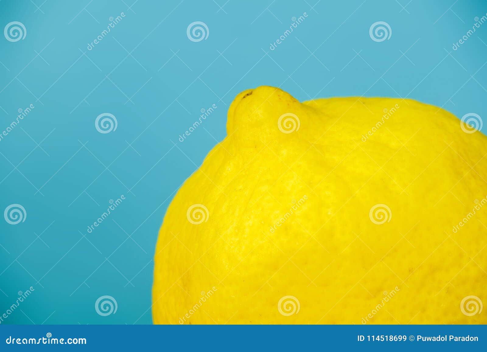 Лимон на cyan предпосылке - крупном плане. Лимон на cyan предпосылке - близкое поднимающем вверх