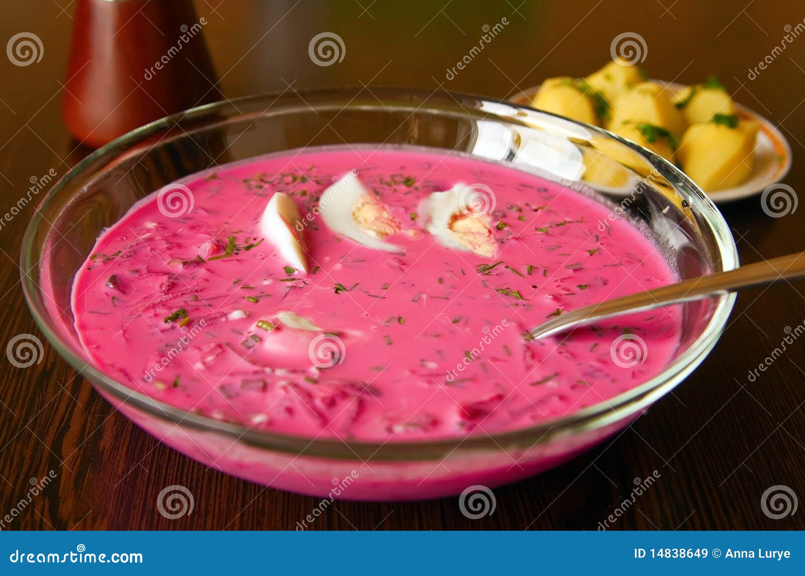 литовский суп традиционный. картошки холодных яичек borscht свеклы горячие литовские служили традиционное