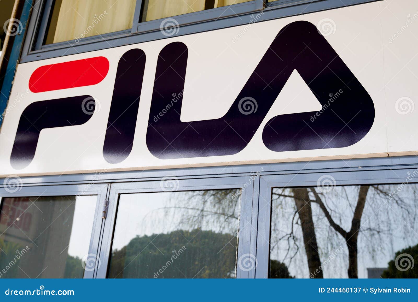 Fila 244460137
