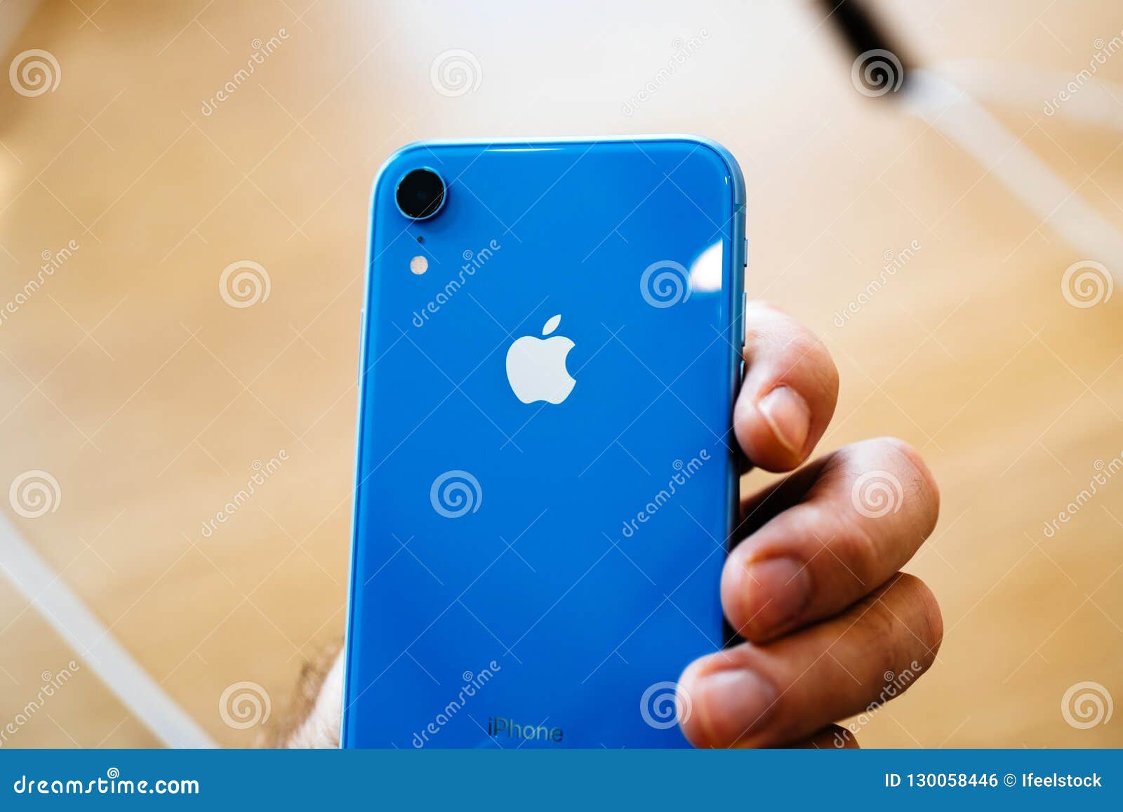 Человек с синим айфоном