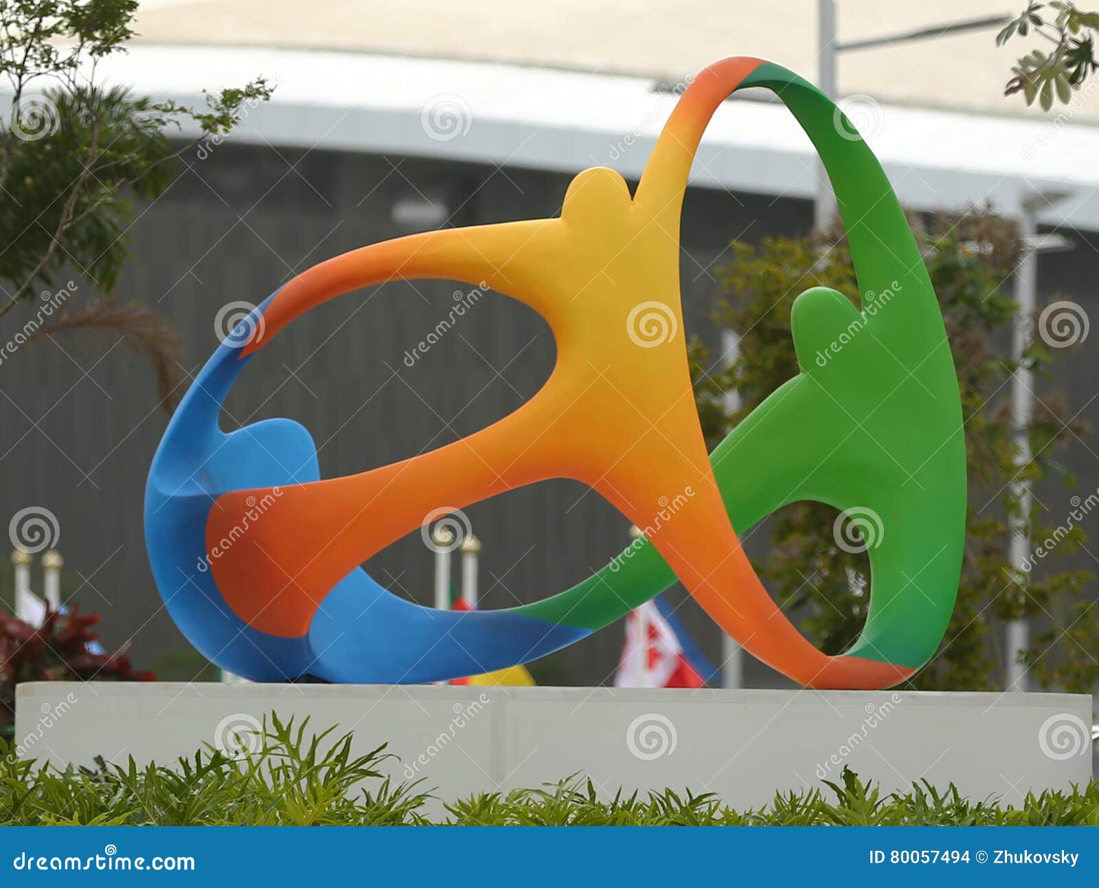 Логотип должностного лица Рио 2016 в олимпийском парке в Рио-де-Жанейро ...