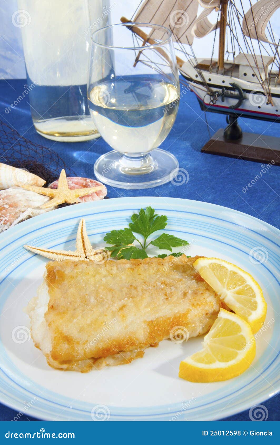 лоток сваренный треской floured. Zucchini шримса морей penne гор морковей