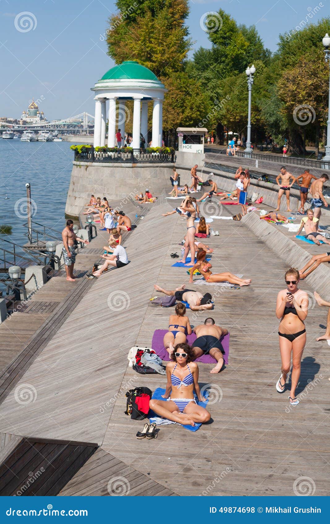 загорающие в парках