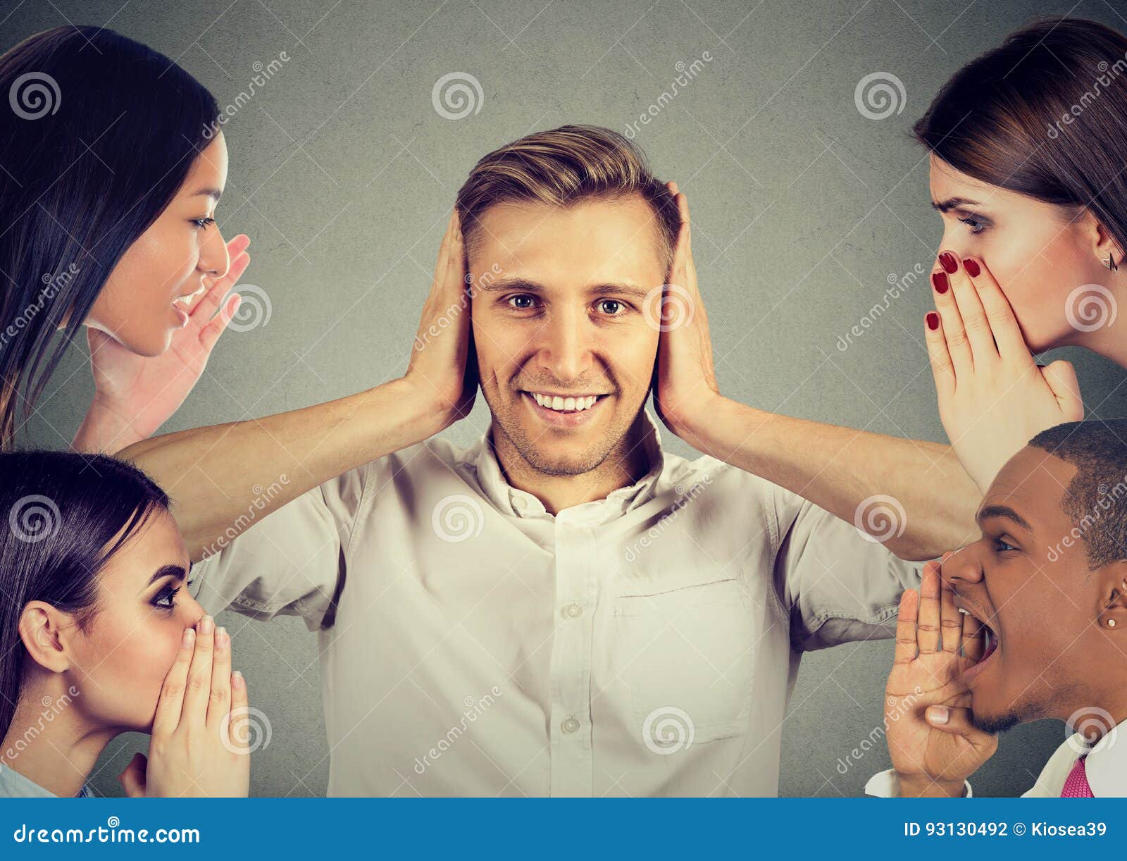 Люди шепча секретной сплетне к человеку который покрывает уши игнорируя ...