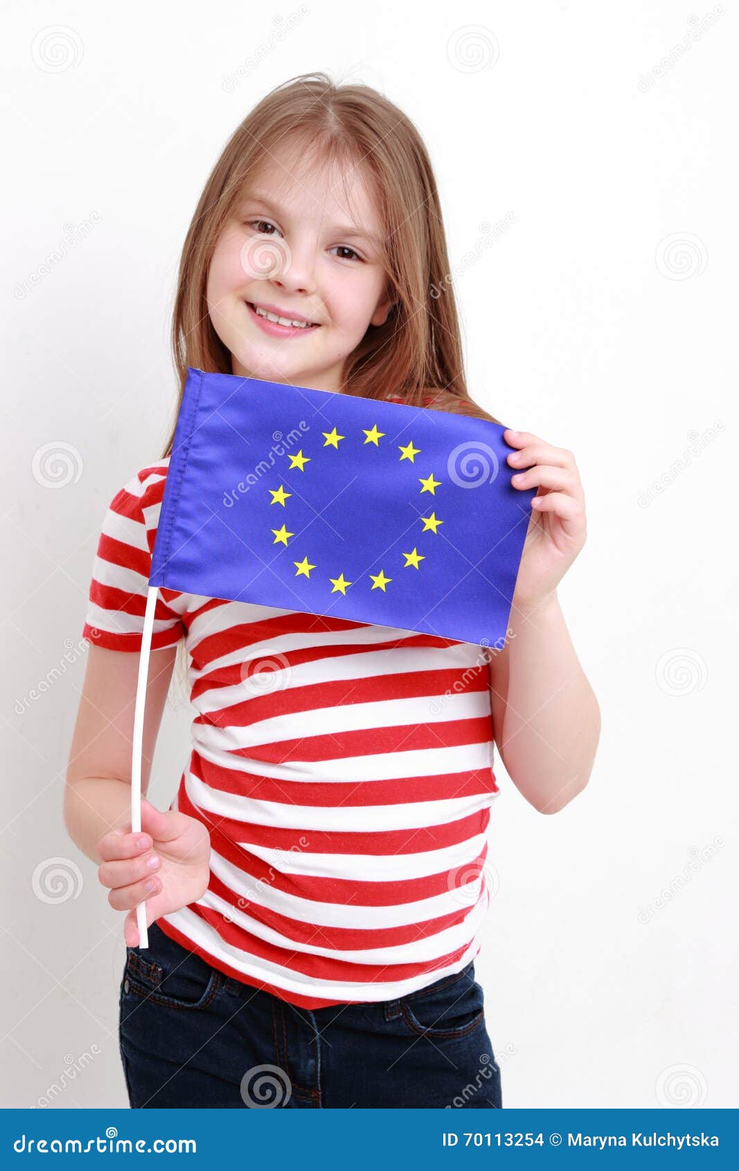 Маленькая девочка и европейский флаг. Счастливая маленькая девочка и европейский флаг