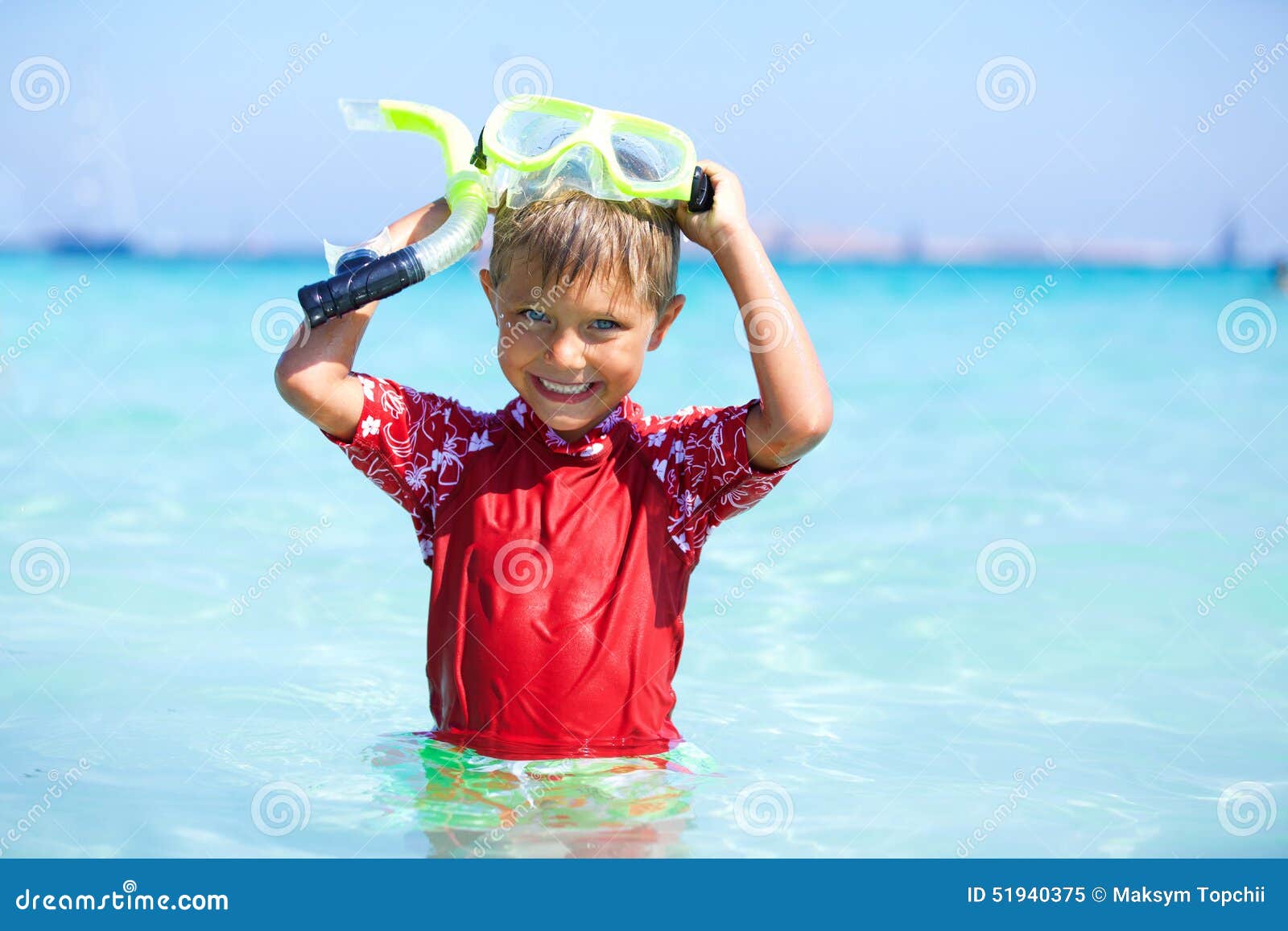 Мальчик snorkeling. Портрет маски счастливого милого мальчика нося snorkeling готовой для того чтобы нырнуть в море