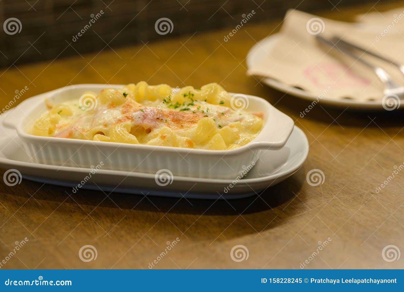 Макарони карбонара с ветчиной и сыром на столе Стоковое Изображение ...