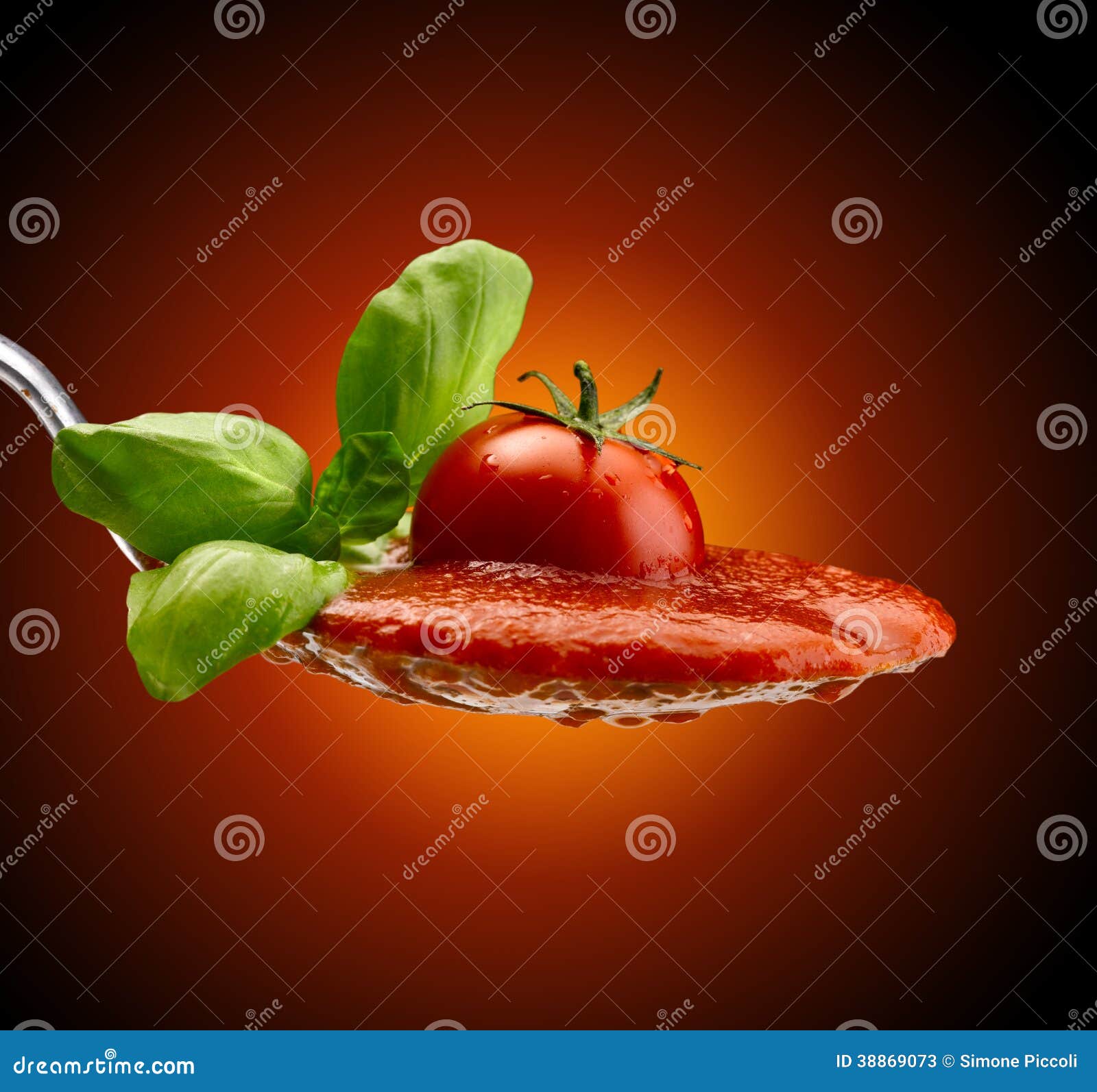 Макаронные изделия базилика и томатный соус. Макаронные изделия базилика и политый томатный соус