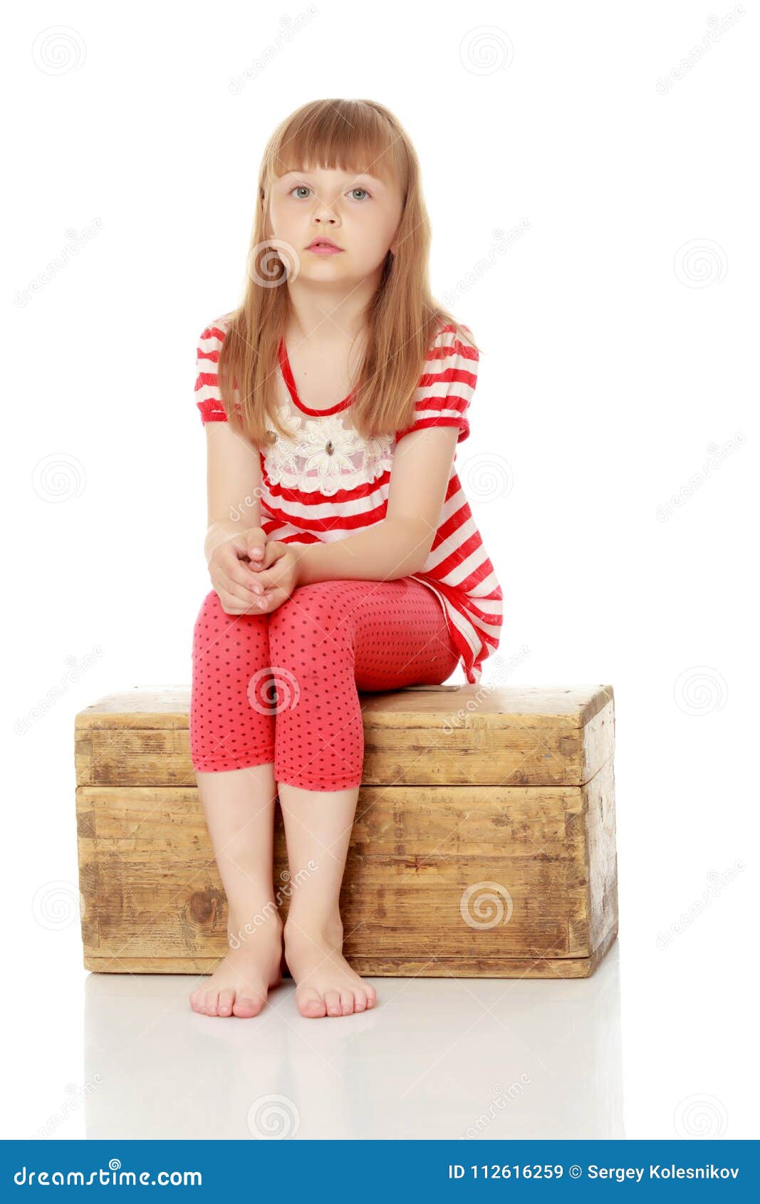 Девочка сидит на белом фоне