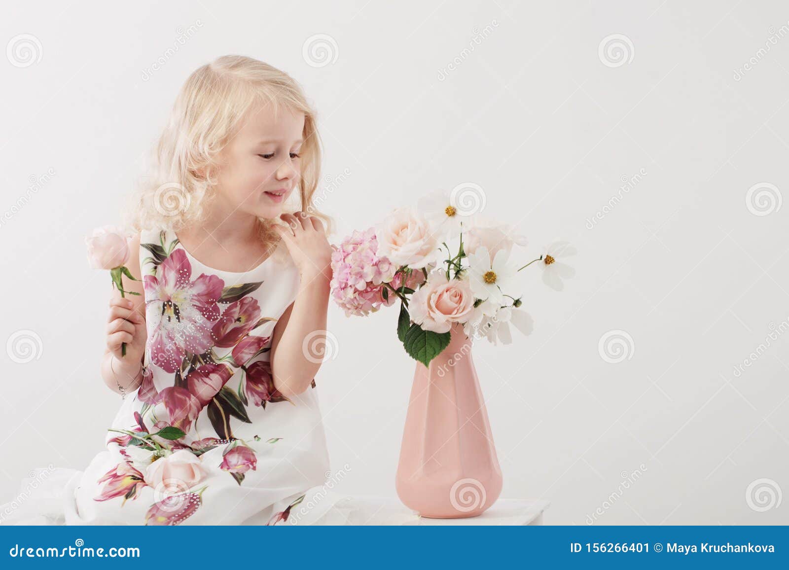 Блондинка с букетом: какие цветы дарить девушке со светлыми волосами