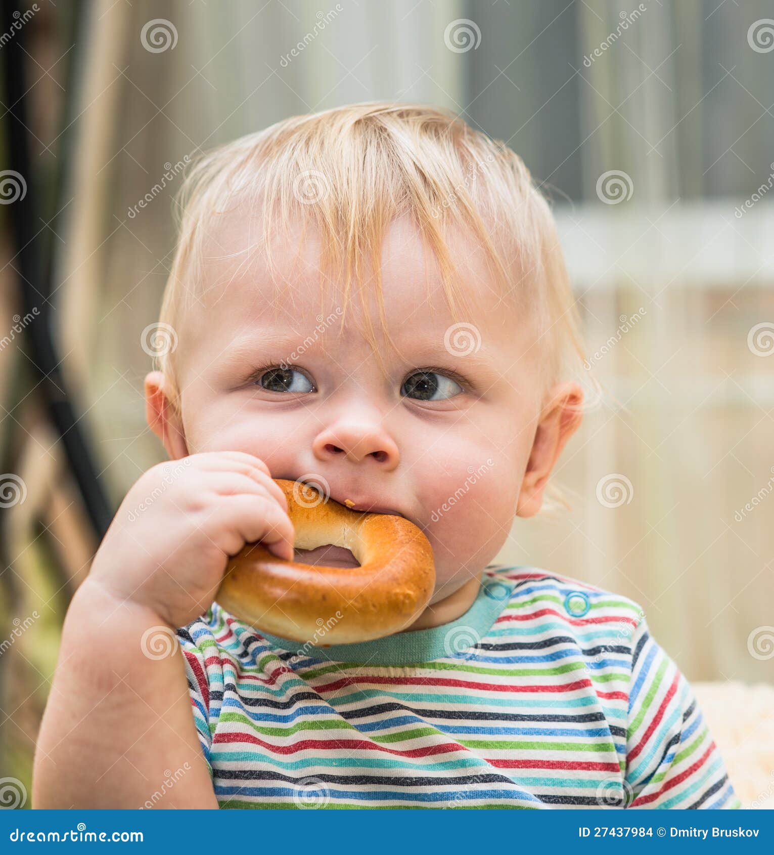 Малый ребенок с bagel стоковое фото. изображение насчитывающей питание