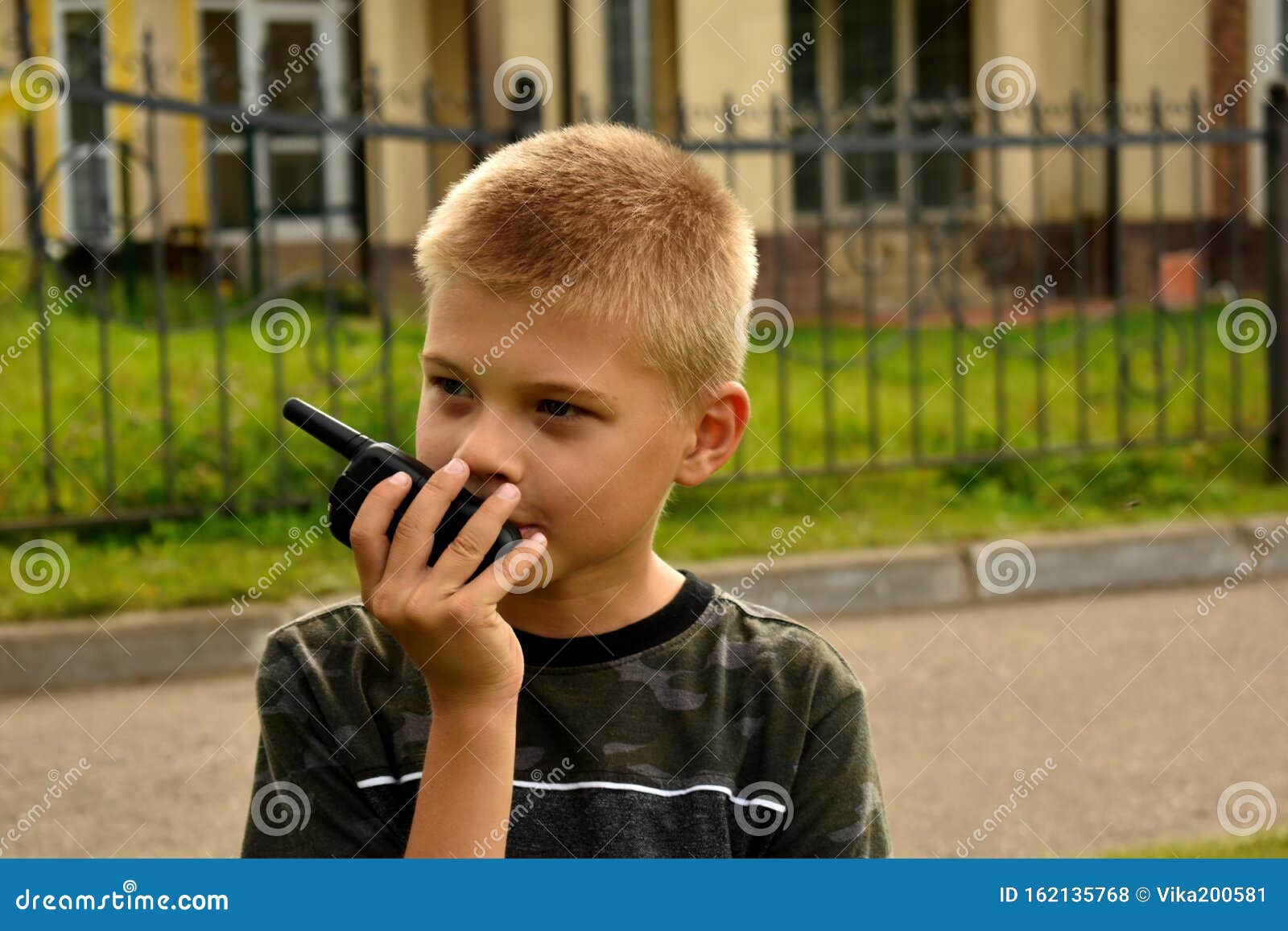 Мальчик говорит по рации. Игры в бои Стоковое Фото - изображение ...