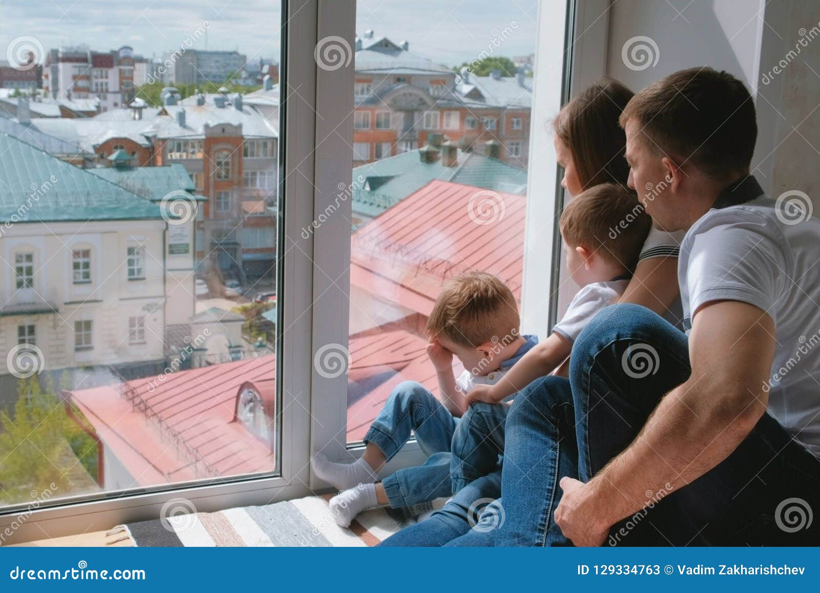 Счастливая семья у окна