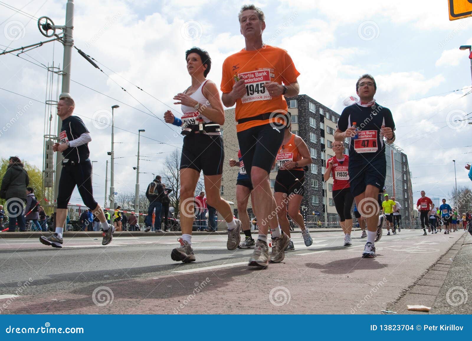 марафон rotterdam 2010 однолетний fortis. 11 2010 улиц бегунков rotterdam однолетнего марафона fortis города в апреле нидерландских