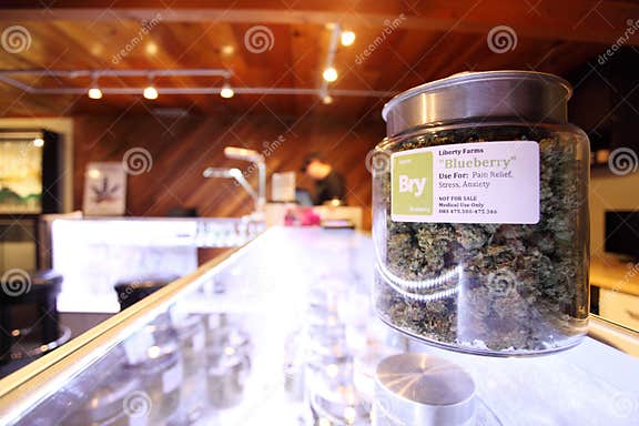 Медицинская марихуана стоковое фото. изображение насчитывающей стекло ...