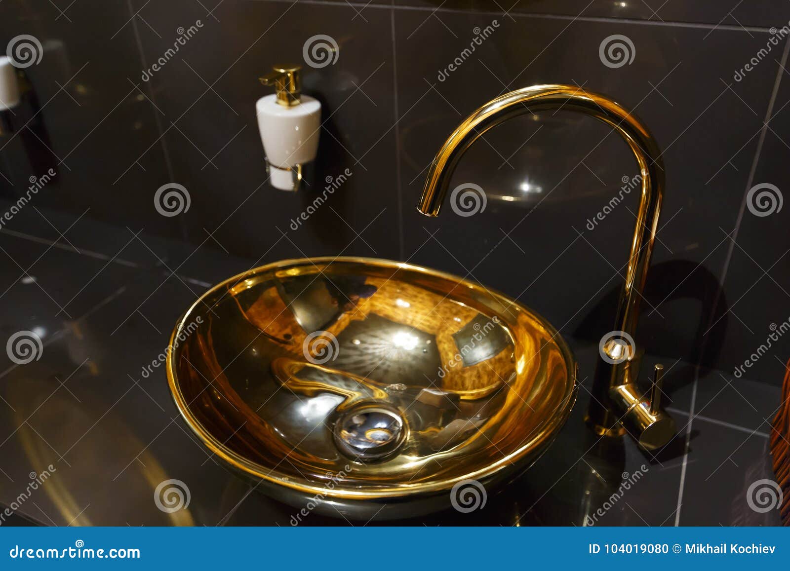 Медная раковина в кафе в туалете. Медный faucet в кафе в туалете в Финляндии