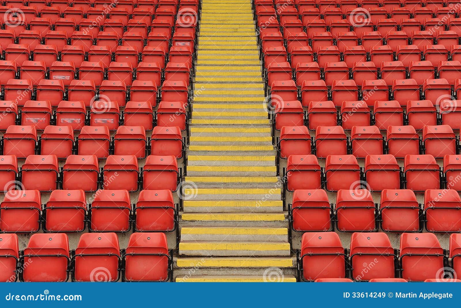 Места стадиона с шагами. Красные пластичные места в стадионе спорт с центральной желтой лестницей.