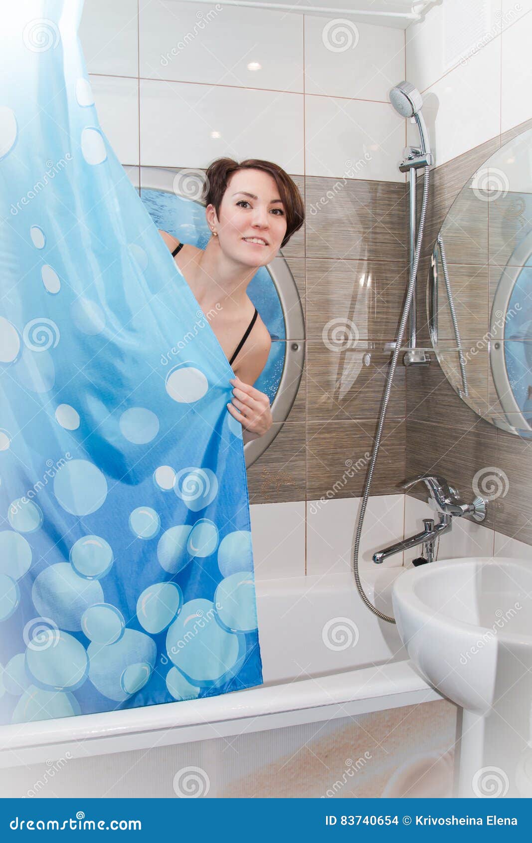 Занавески в ванную комнату с женщиной