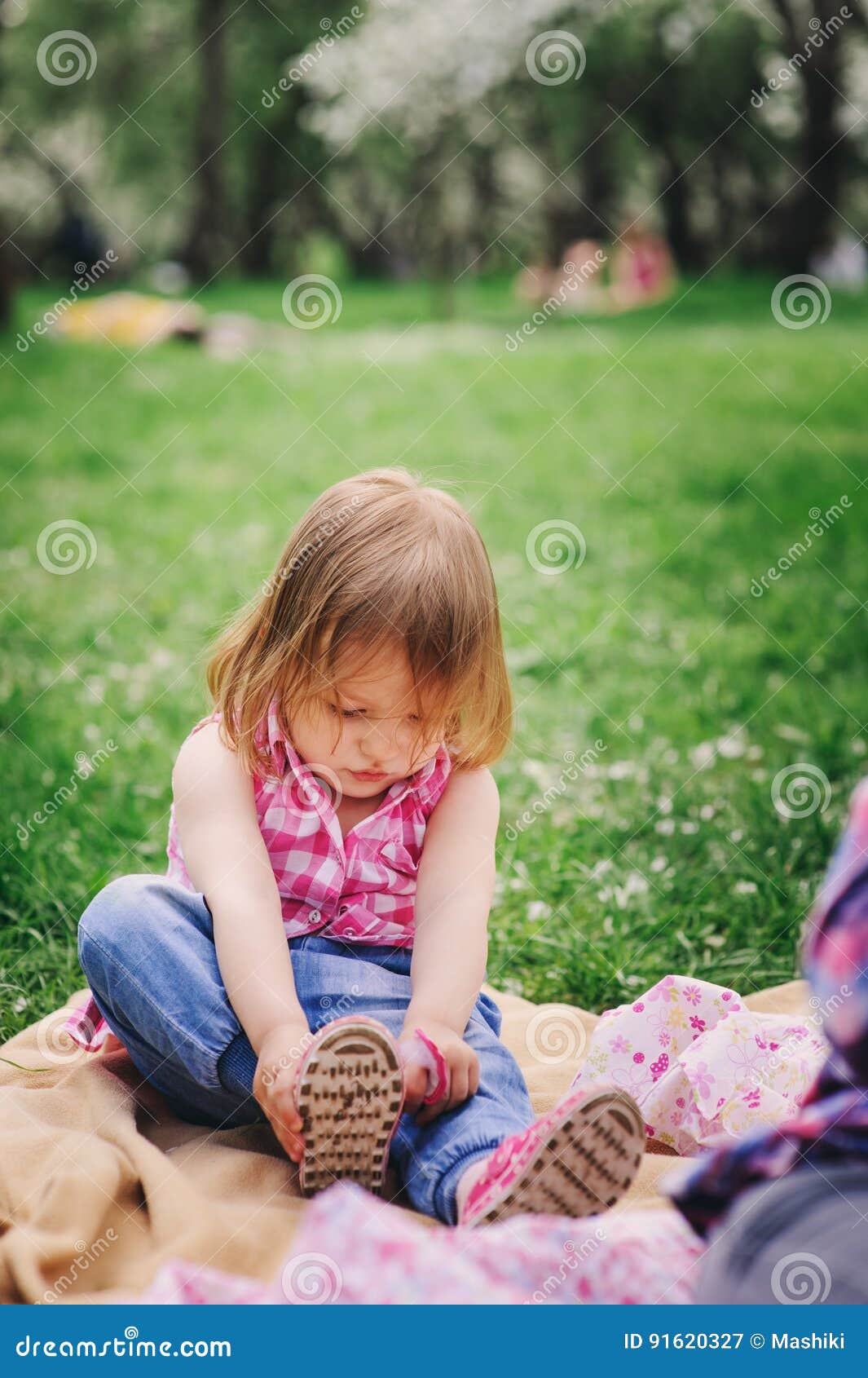 Милая маленькая девушка малыша получая одетый Стоковое Изображение ...