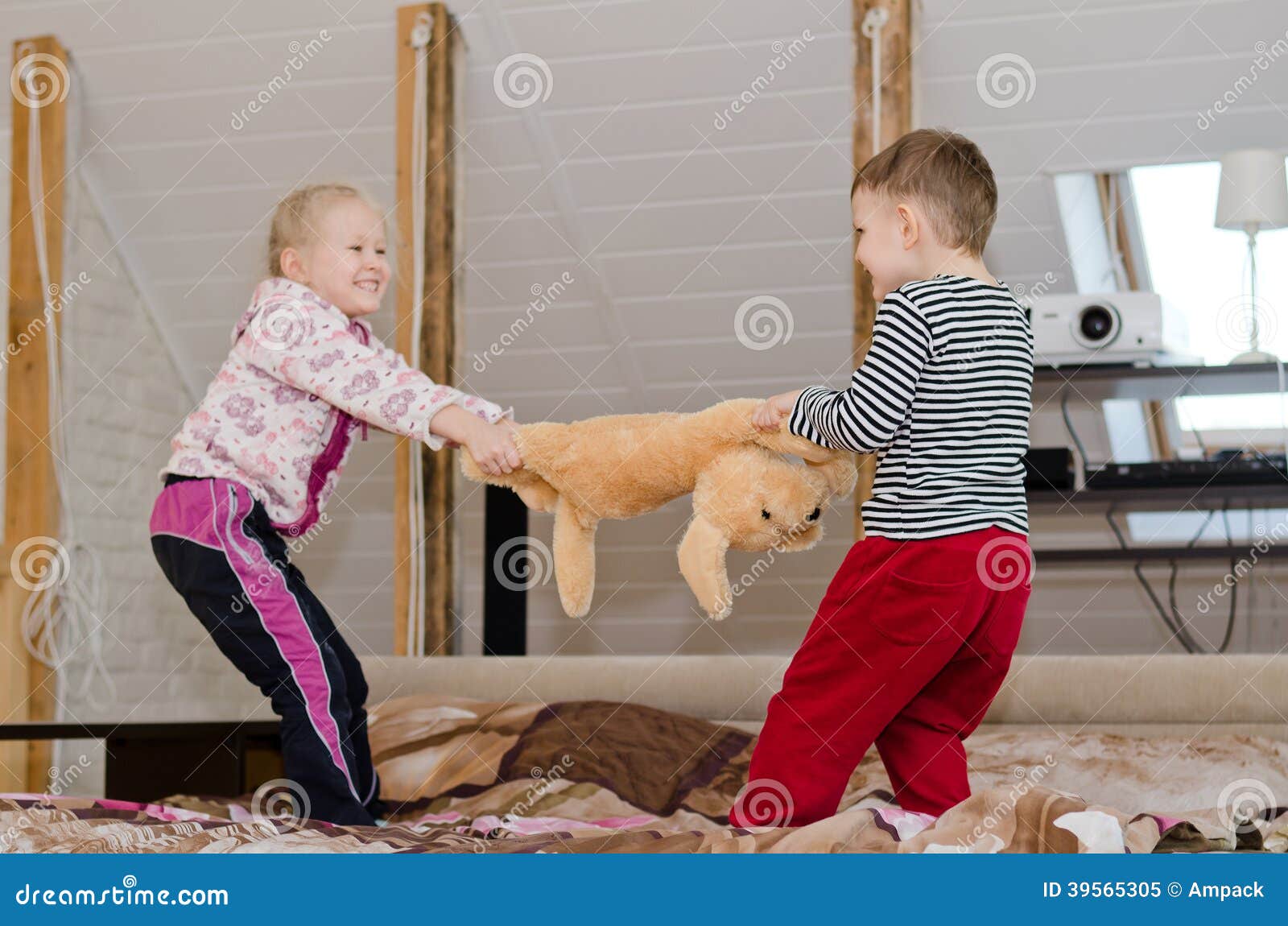 Малыш тянется за игрушкой