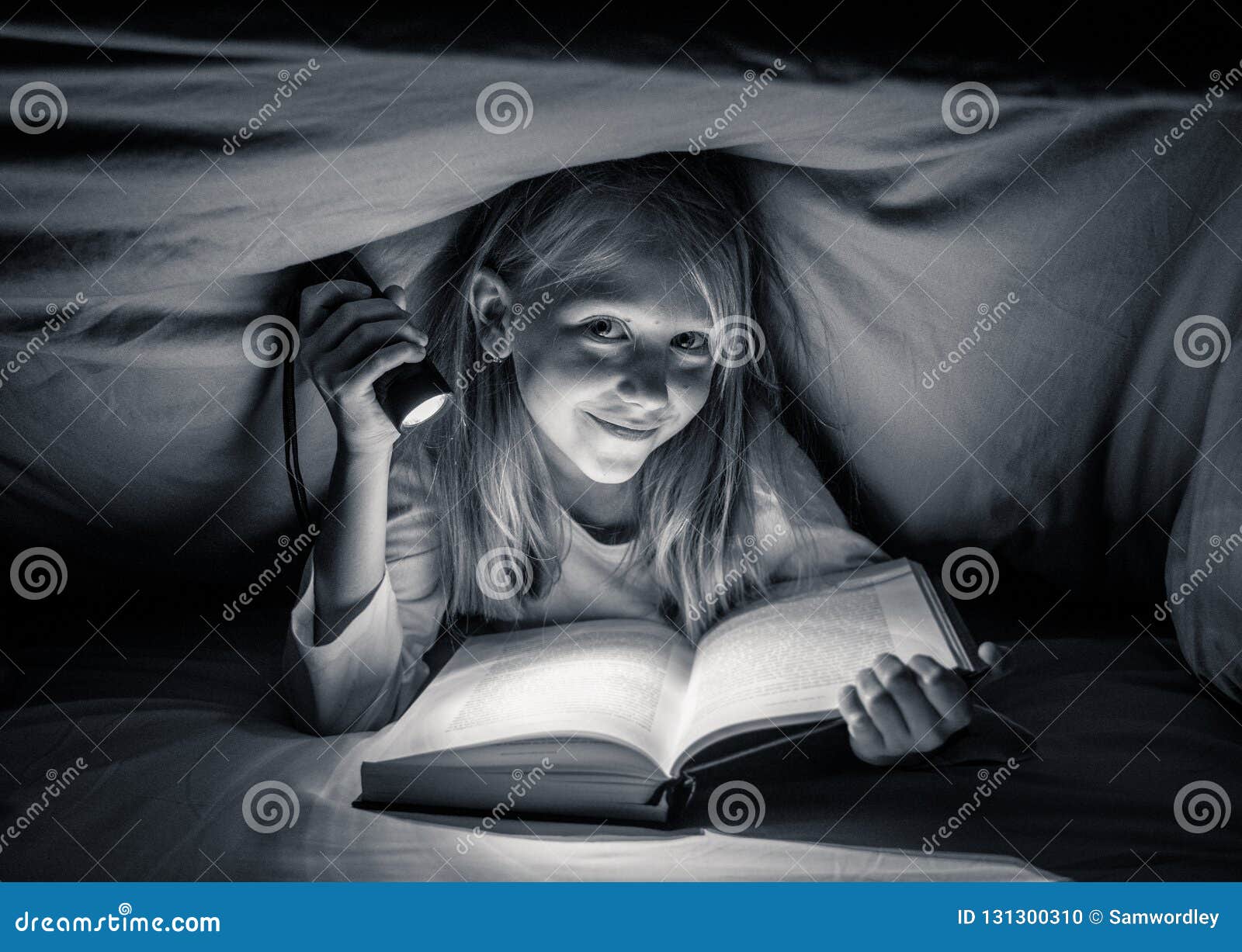 Девочка читает книгу
