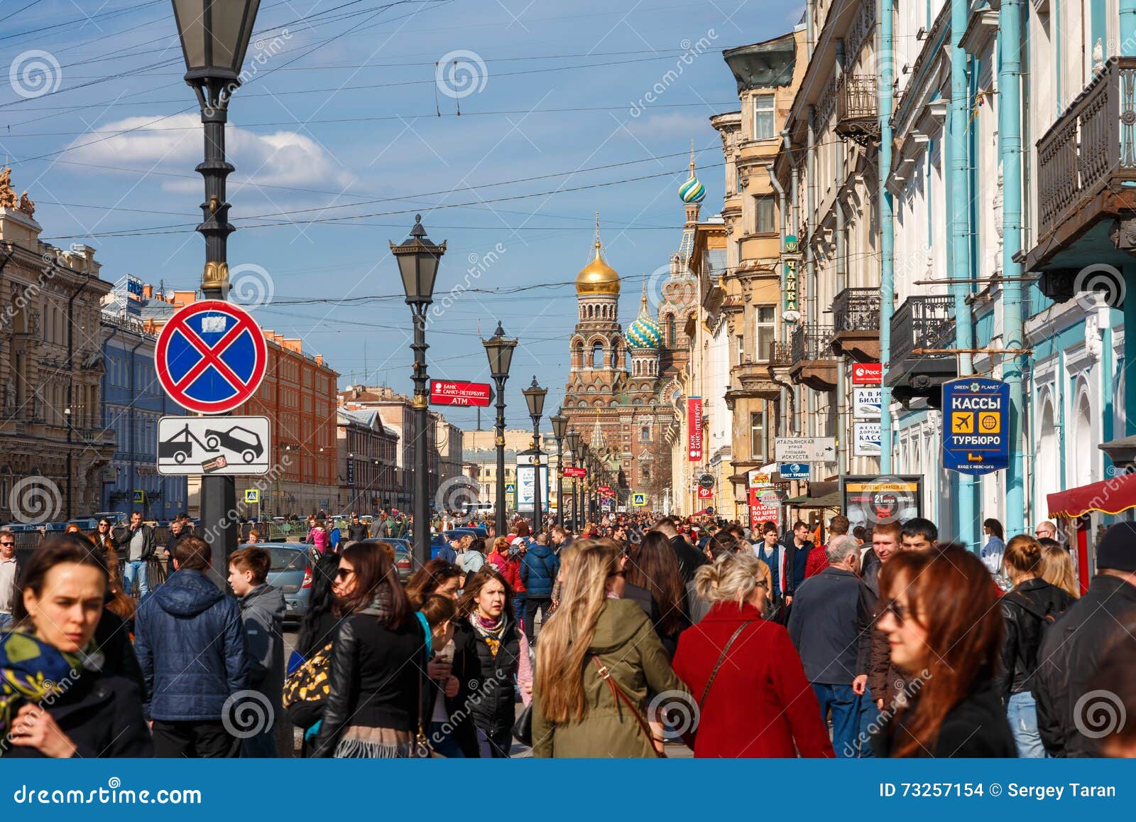 Много людей на улице Петербурга