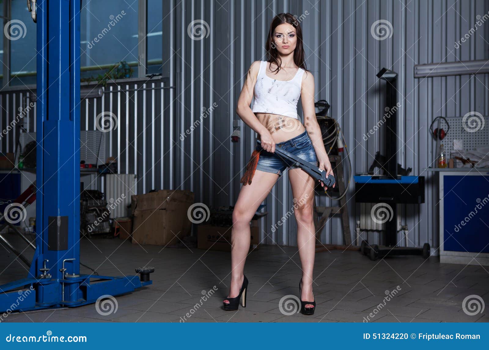 Женщина в гараже с инструментами на полке | Премиум Фото