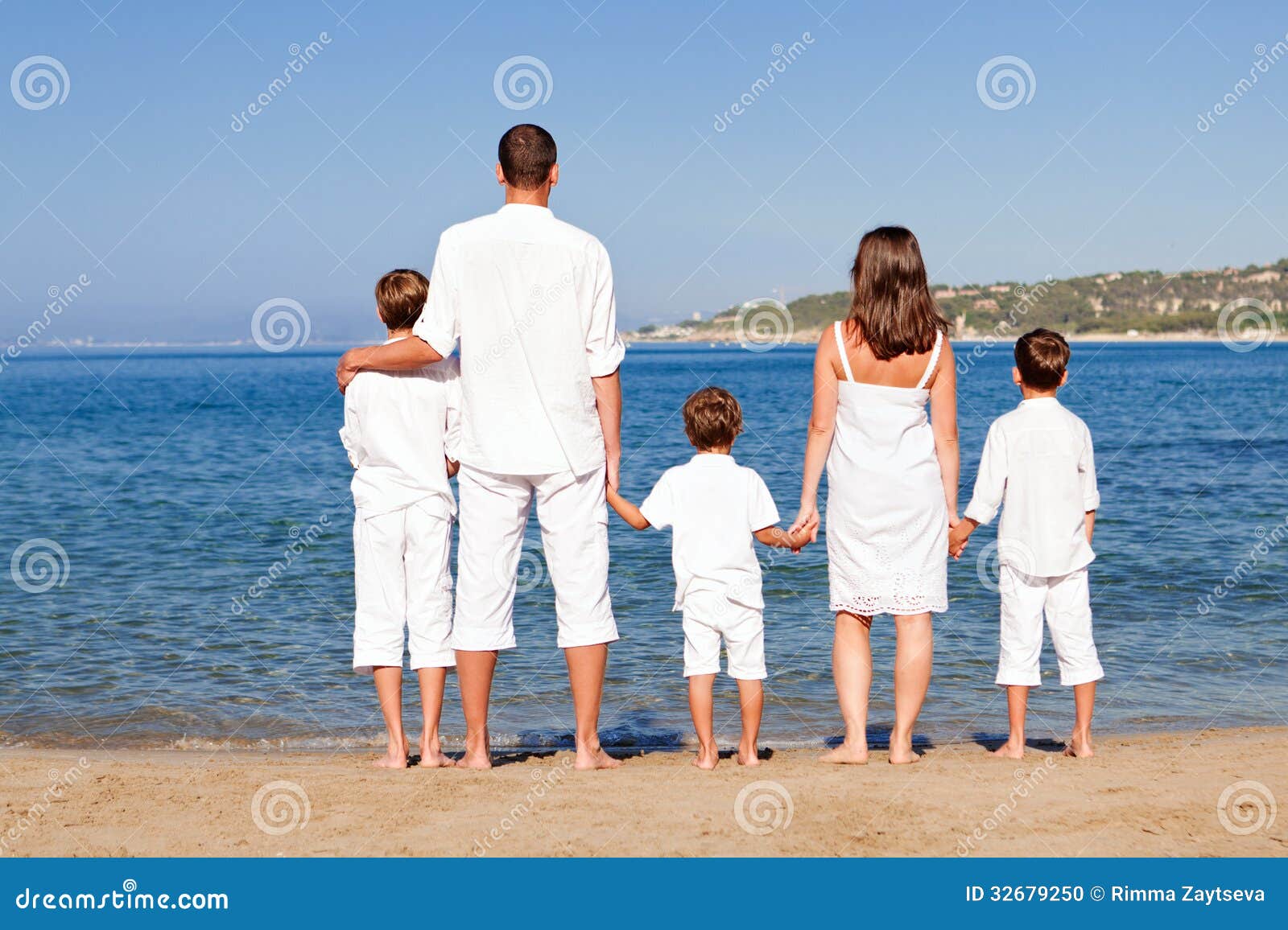 Счастливая семья с тремя детьми со спины