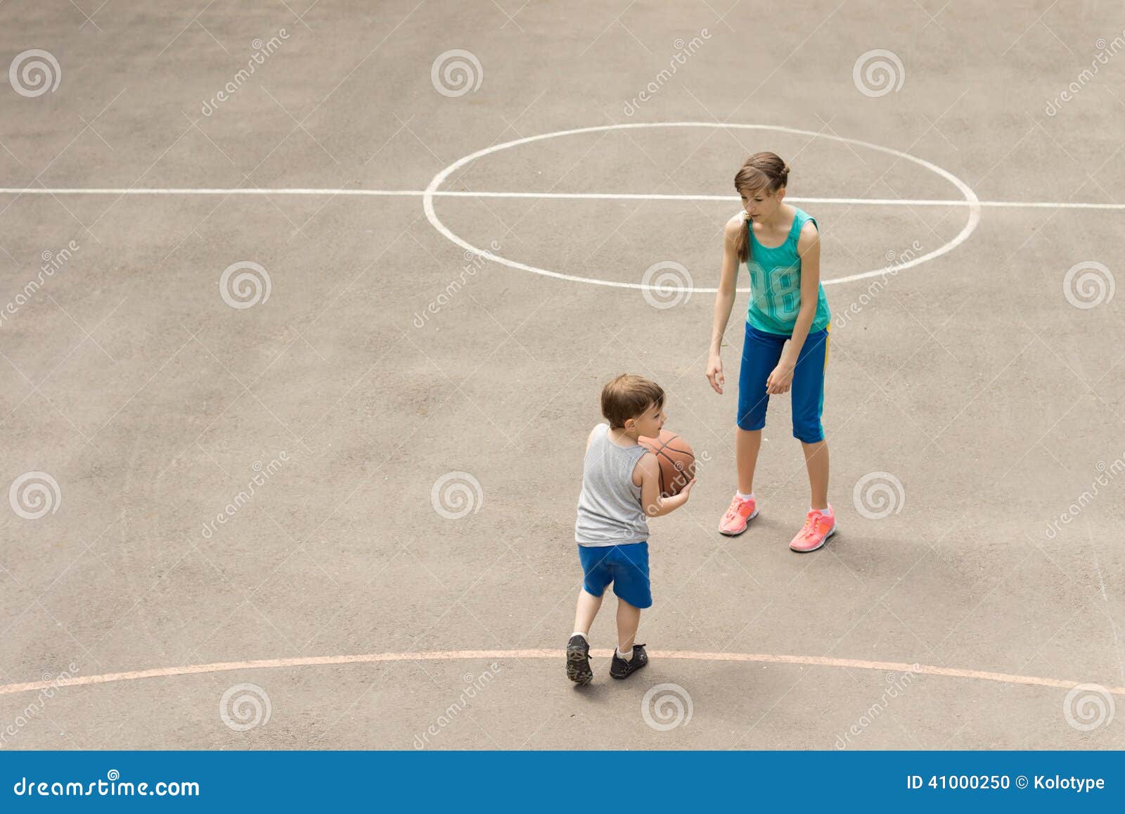 Молодой мальчик и девушка играя баскетбол Стоковое Фото - изображение ...
