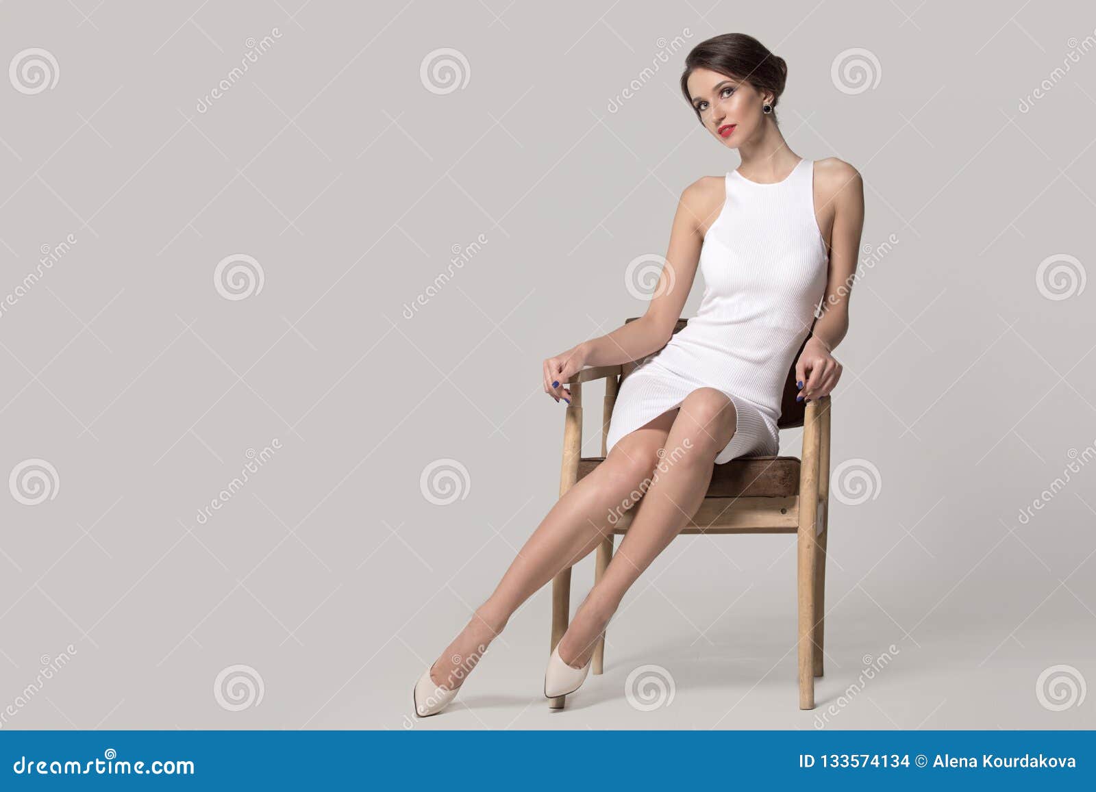 Скелет сидит на стуле