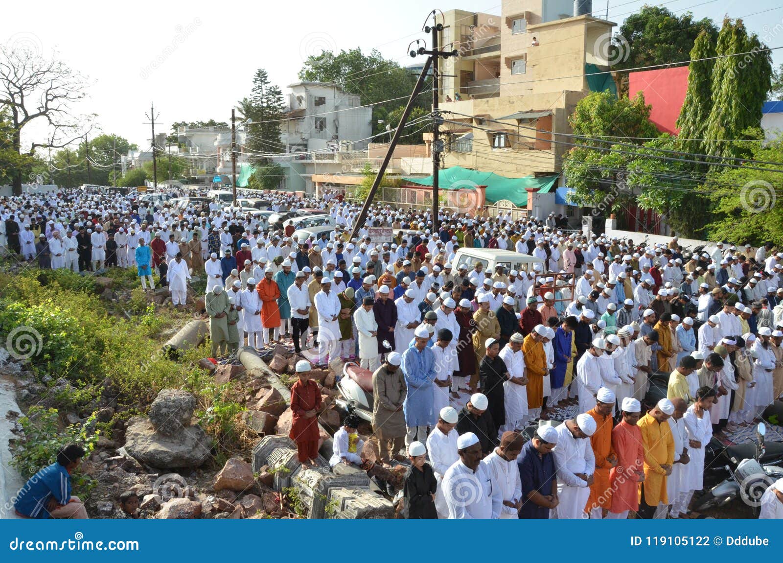 Молитва Eid в Бхопале, Индии. Мусульманские подвижники предлагая молитву по случаю Eid в Бхопале в воскресенье 18-ое июнь 2018