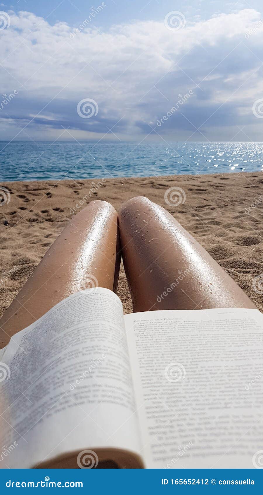 https://thumbs.dreamstime.com/z/молодая-девушка-читает-книгу-на-пляже-во-время-отпуска-секси-голые-165652412.jpg