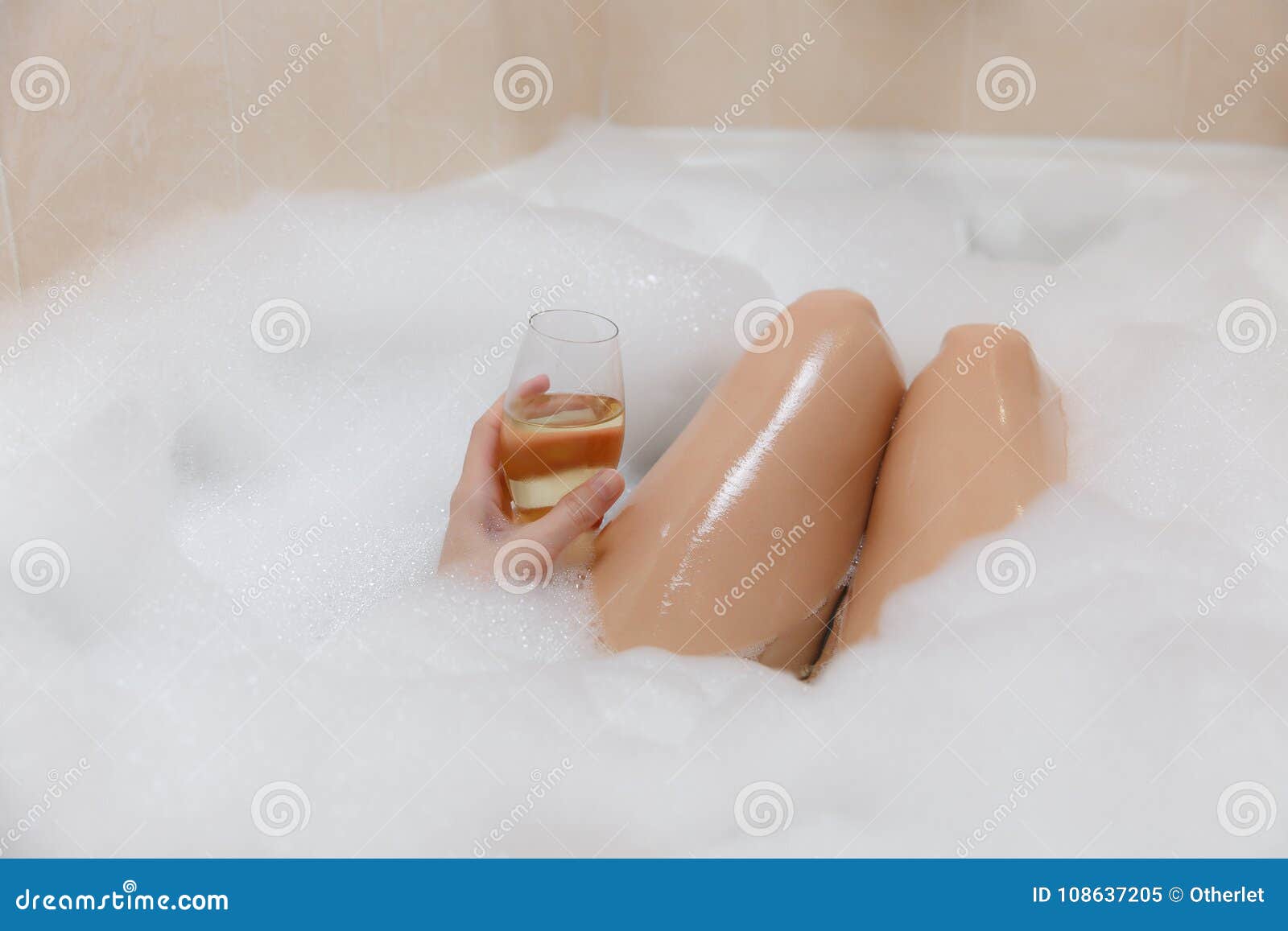 Женщина в ванной с пеной