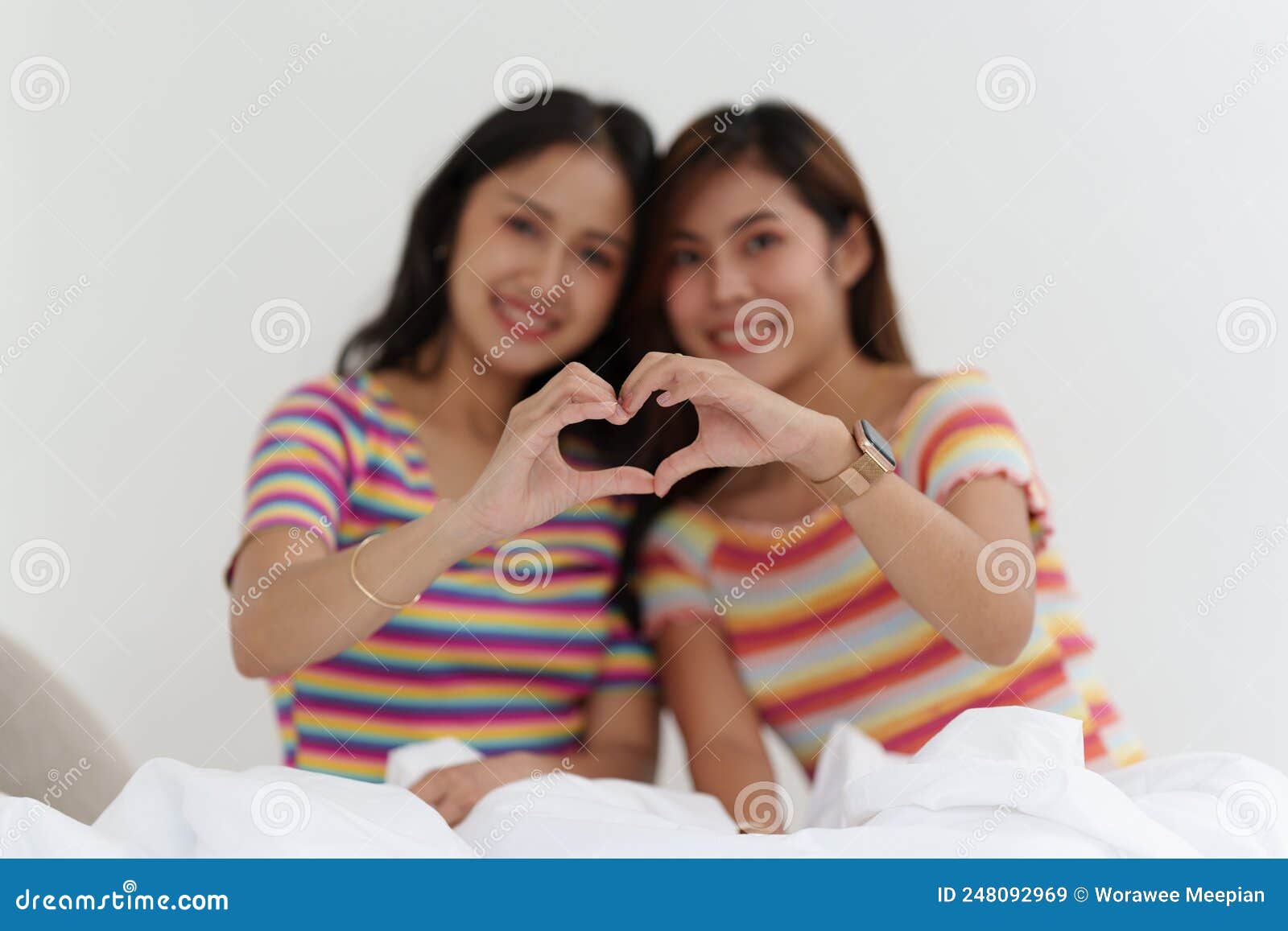 Молодые лесбиянки lgbtq азиатские женщины обнимаются и целуются дома
