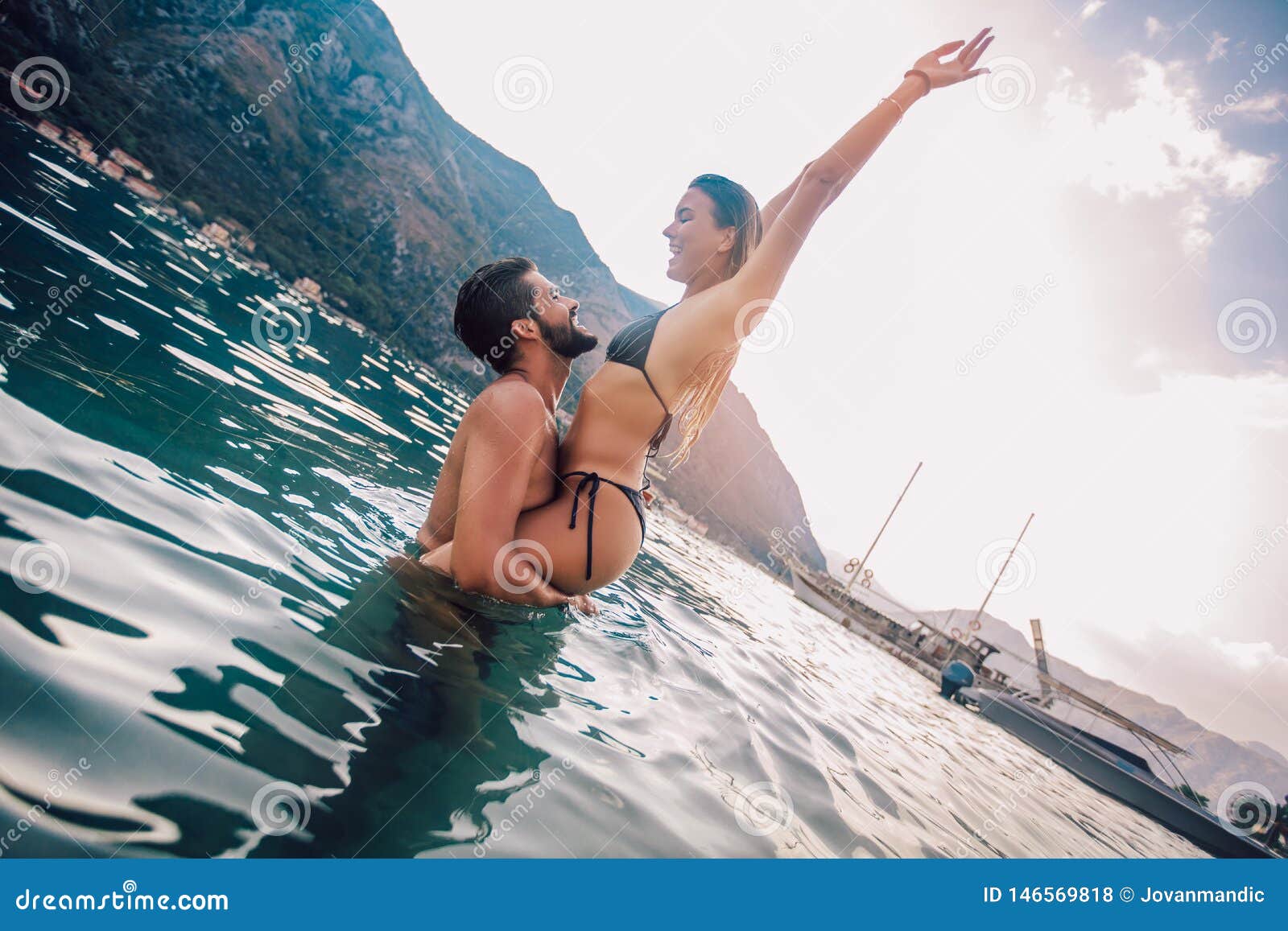 Молодые пары на пляже имея потеху. Сексуальные молодые пары на пляже имея потеху
