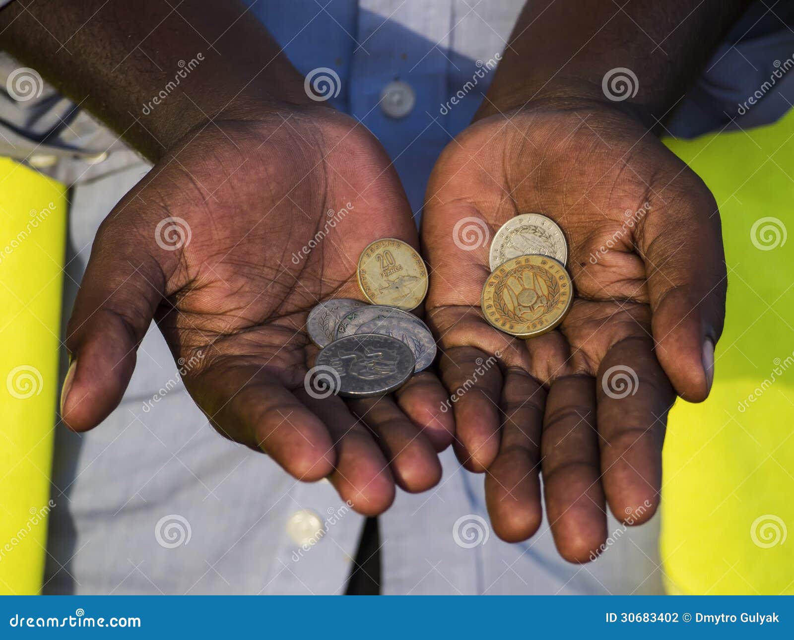 Монетки в руках работника африканцев