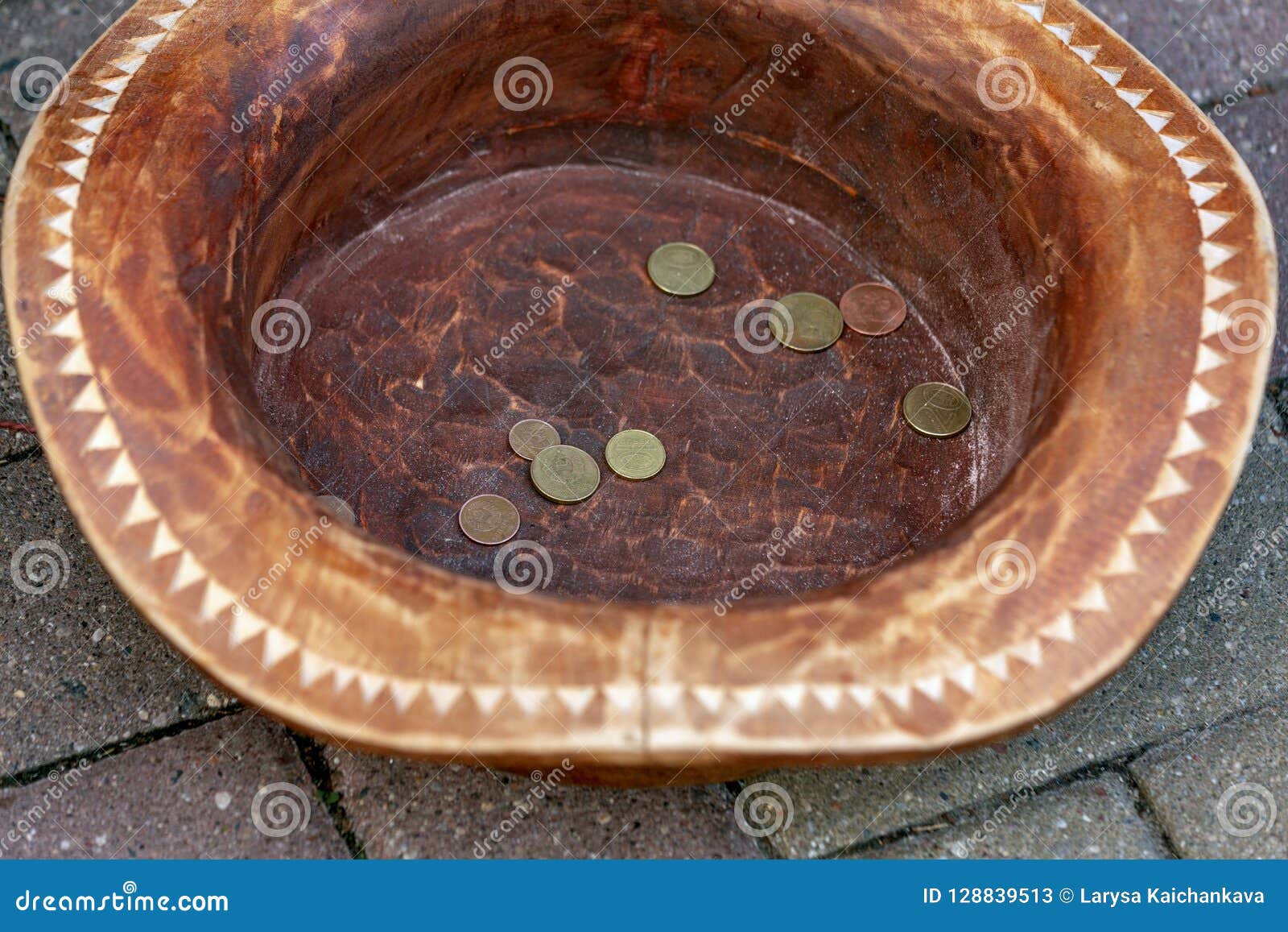 Монетки заработанные в шляпе Шляпа с деньгами Белорусские монетки в керамической шляпе Концепция бедности и денег делать на улице