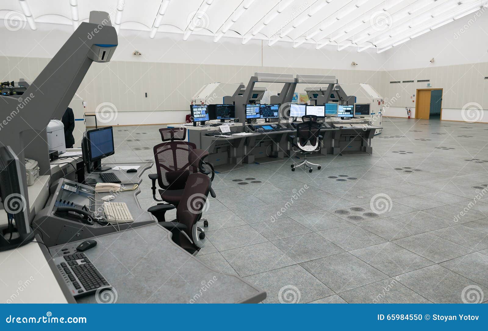 Монитор и радиолокатор воздушного движения в комнате центра управления ...