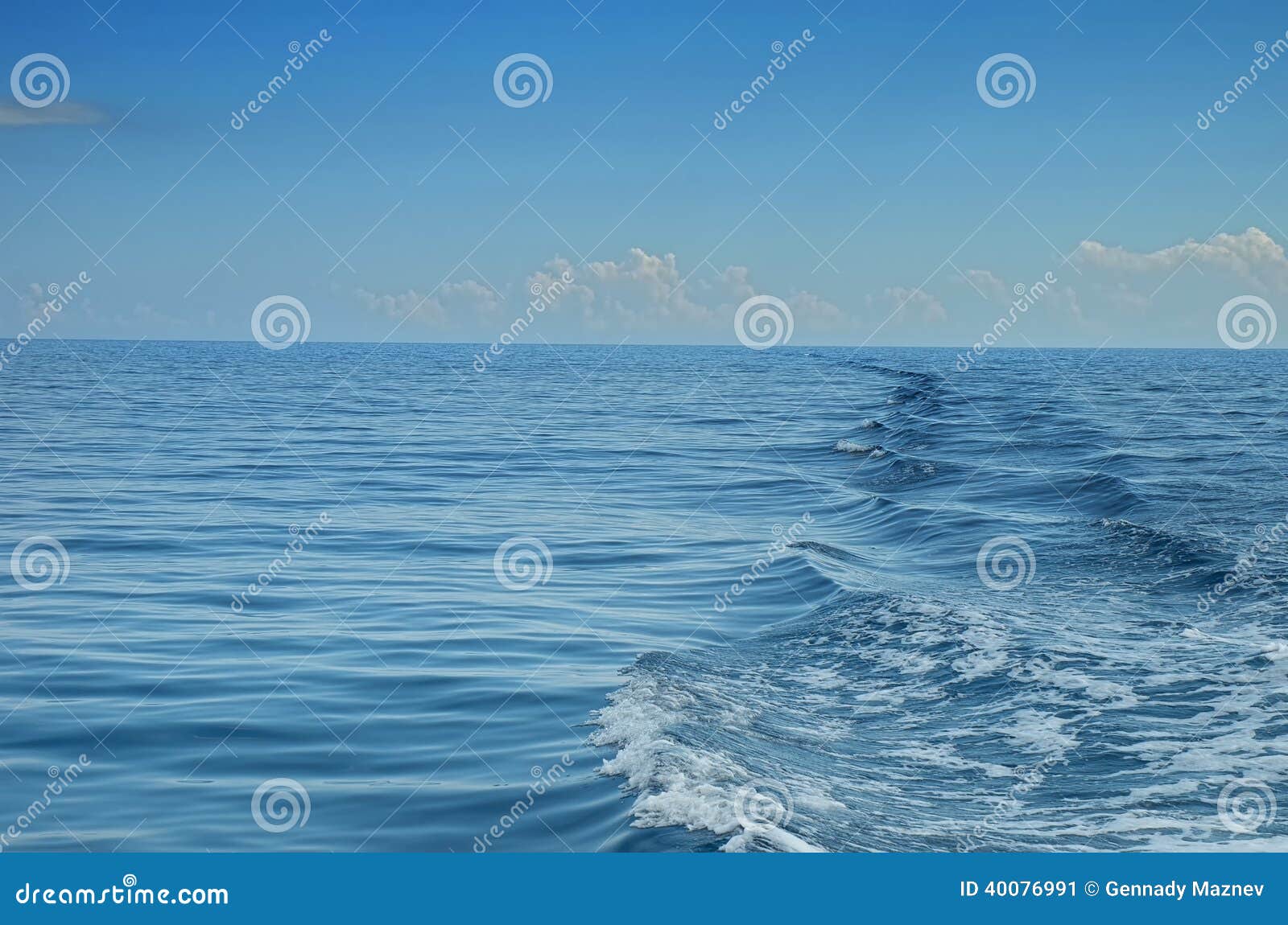 Море. Волны в море сформировали после корабля