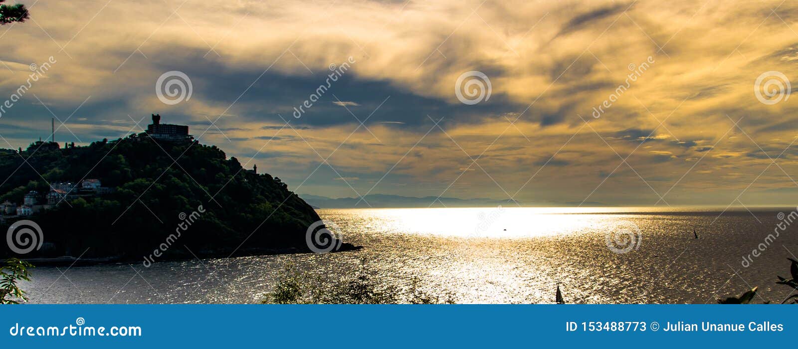 Морской бриз в San Sebastian. Море, небо, цвет, свет, castel, гора, деревья, утесы, в реальном маштабе времени, природа