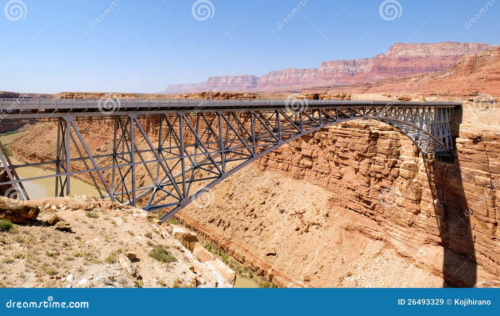Мост Навайо над рекой Колорадо между распадком и грандиозным каньоном