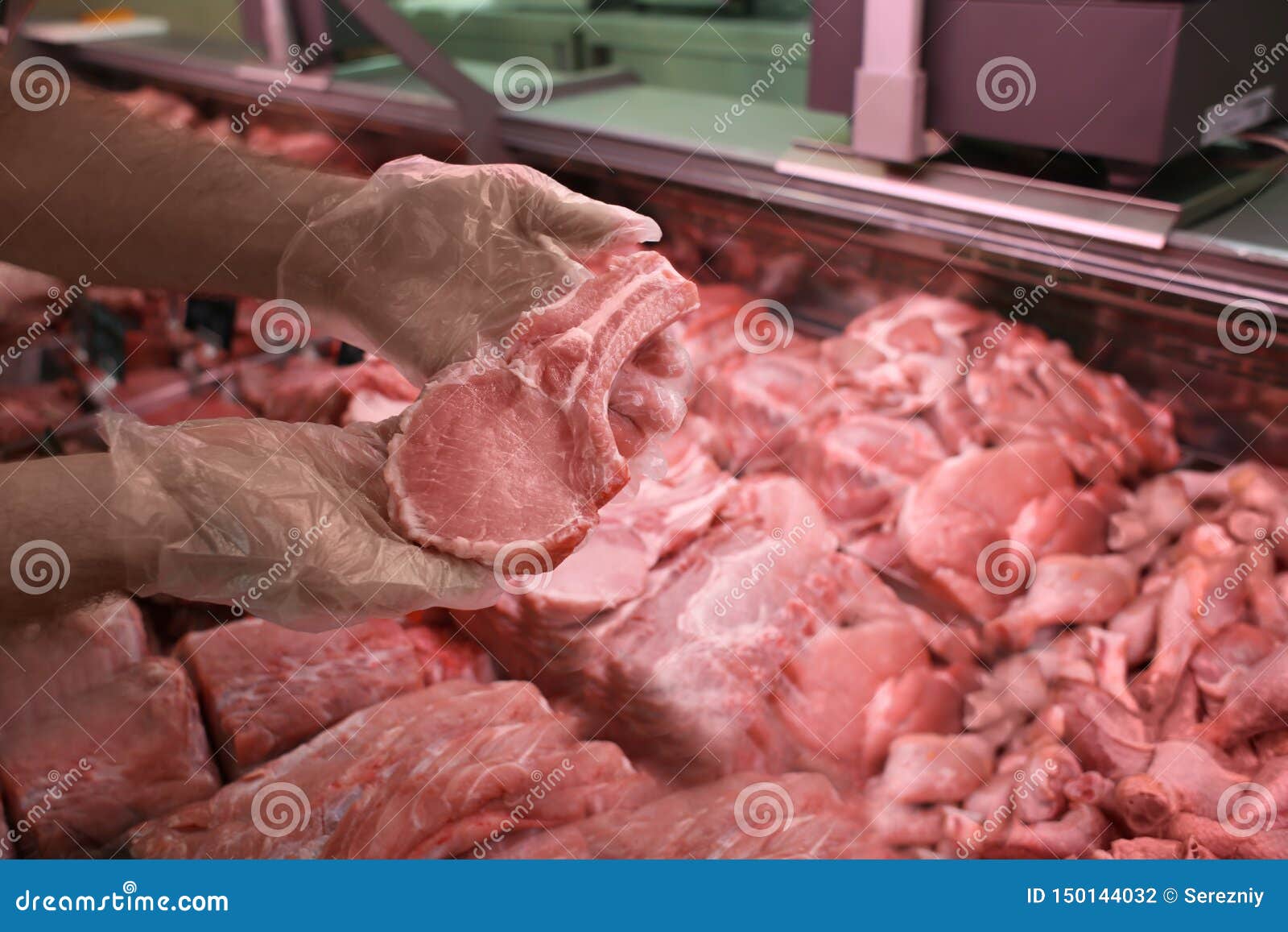 Продавец в мясной лавке